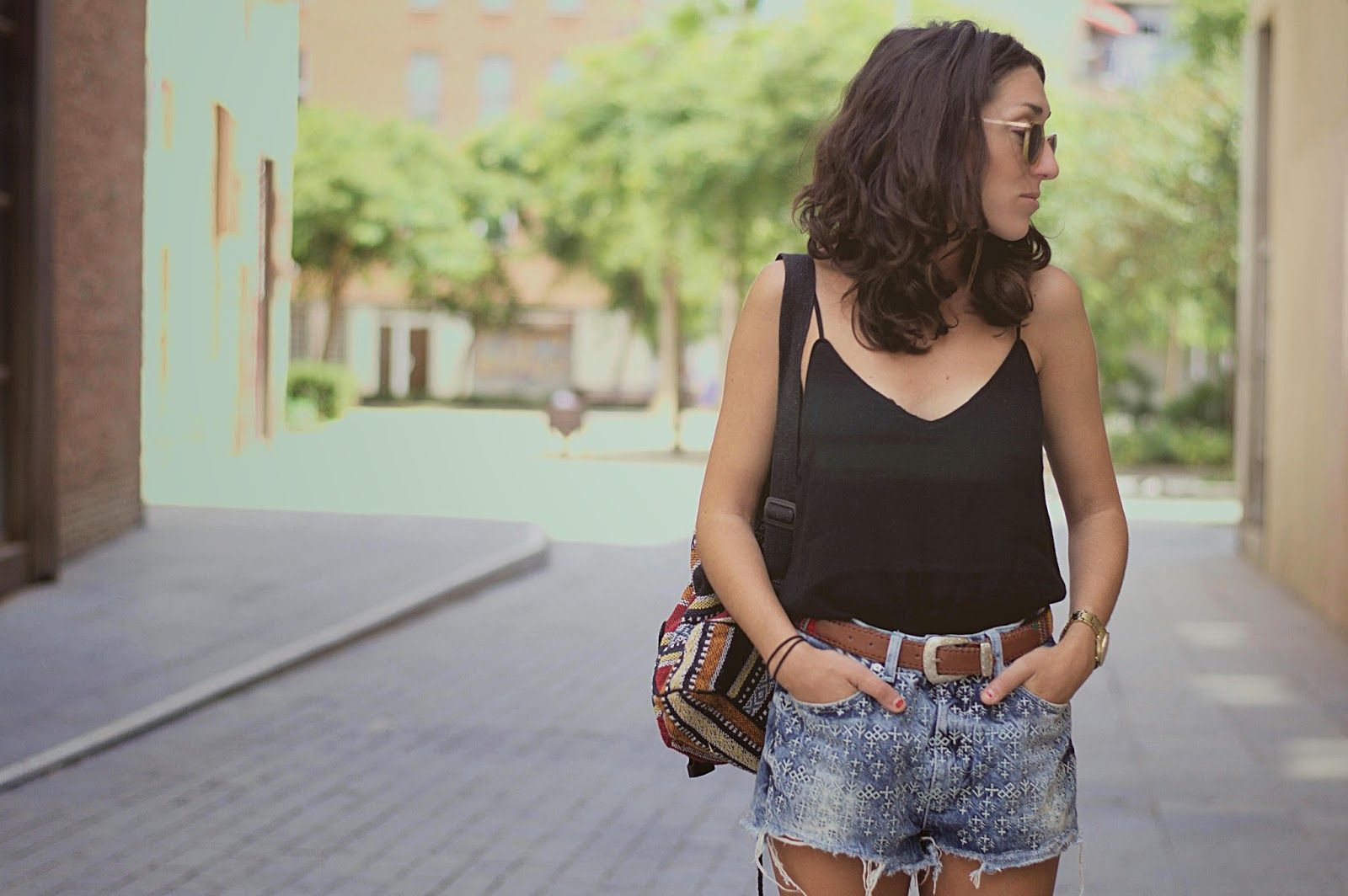 Shorts TopShop, top Mango, bolso de la Índia, cinturón vintage, Zara mules, Born de Barcelona