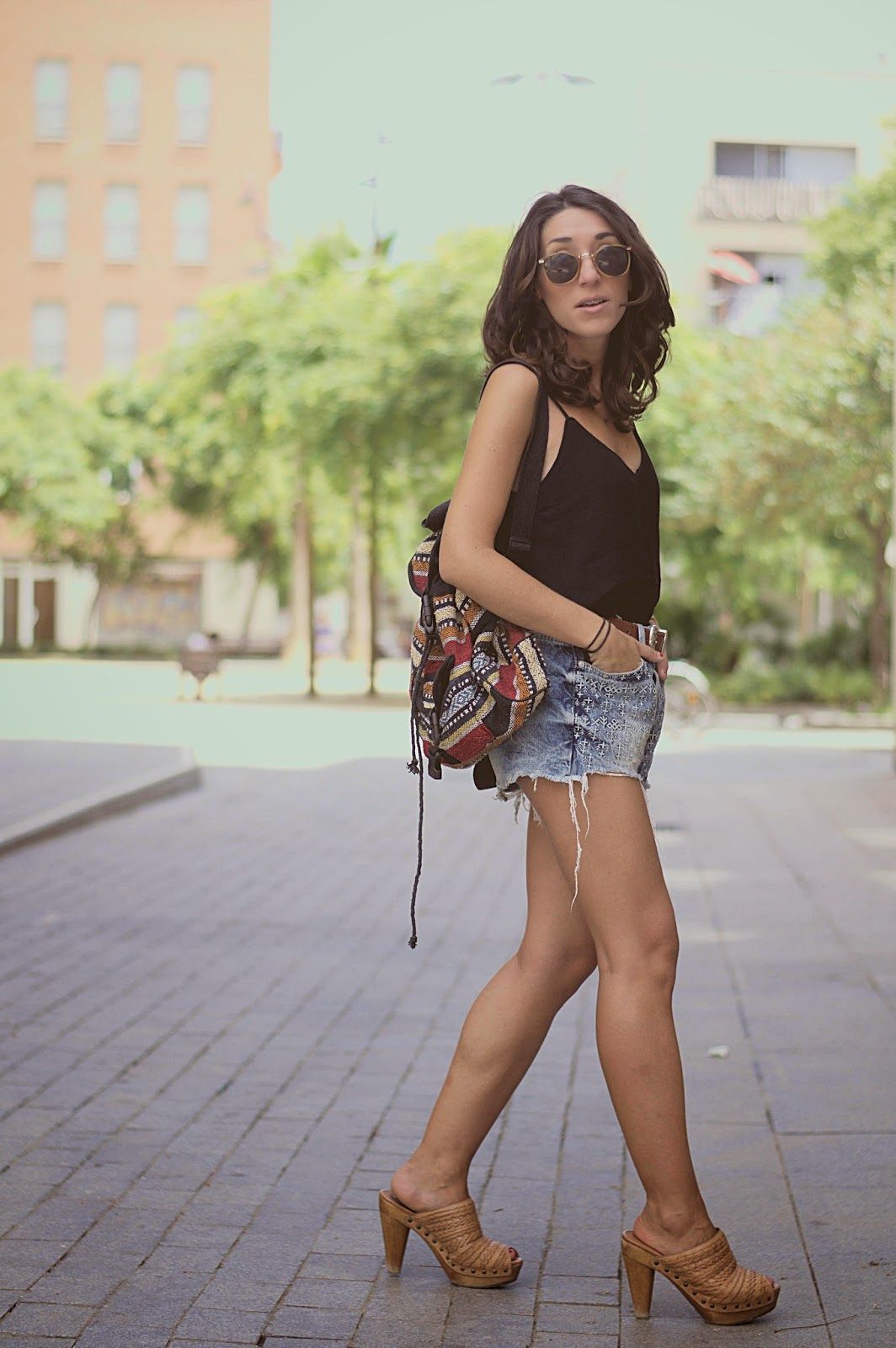 Shorts TopShop, top Mango, bolso de la Índia, cinturón vintage, Zara mules, Born de Barcelona