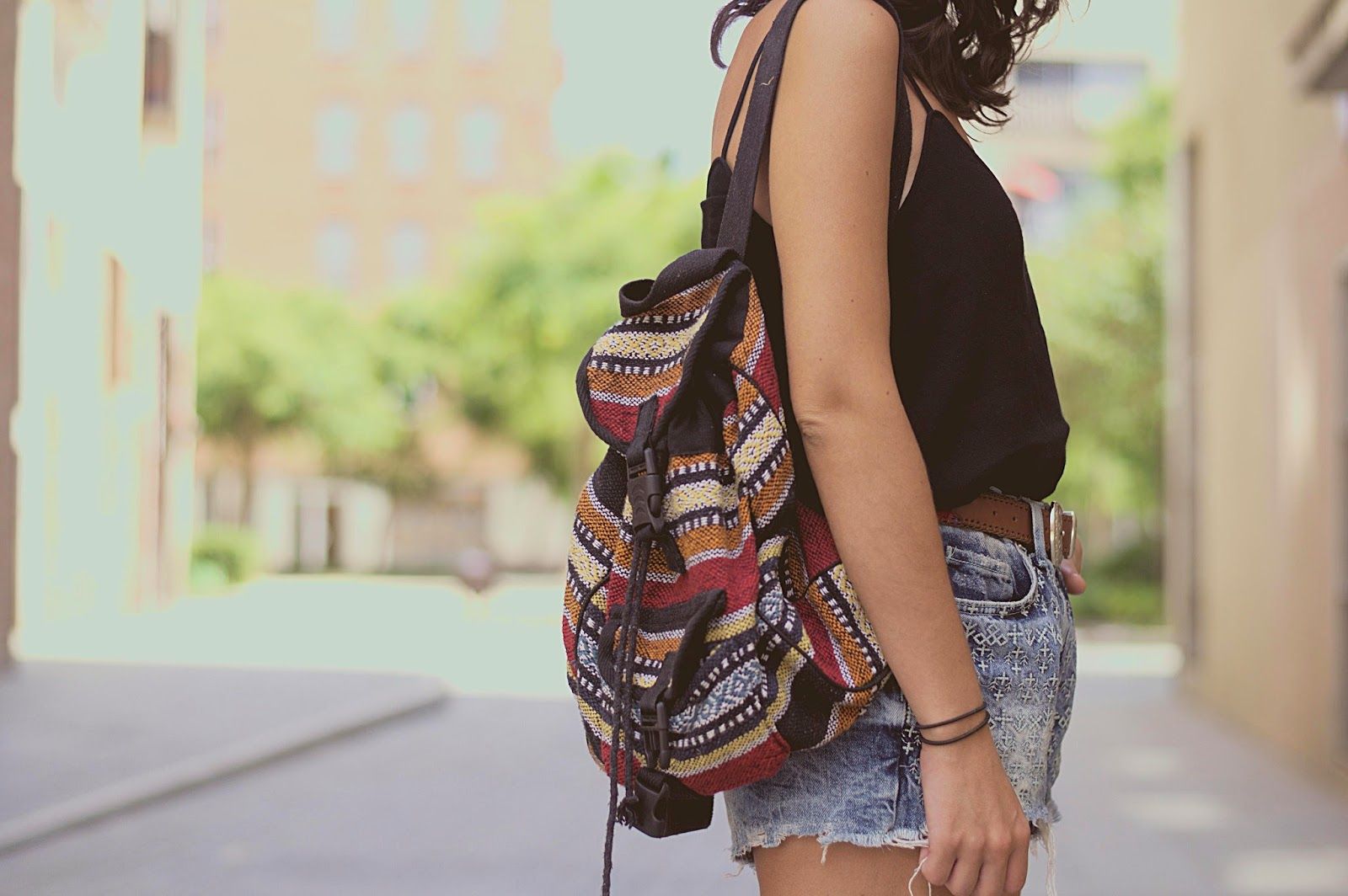 Shorts TopShop, top Mango, bolso de la Índia, cinturón vintage, Zara mules, Born de Barcelona