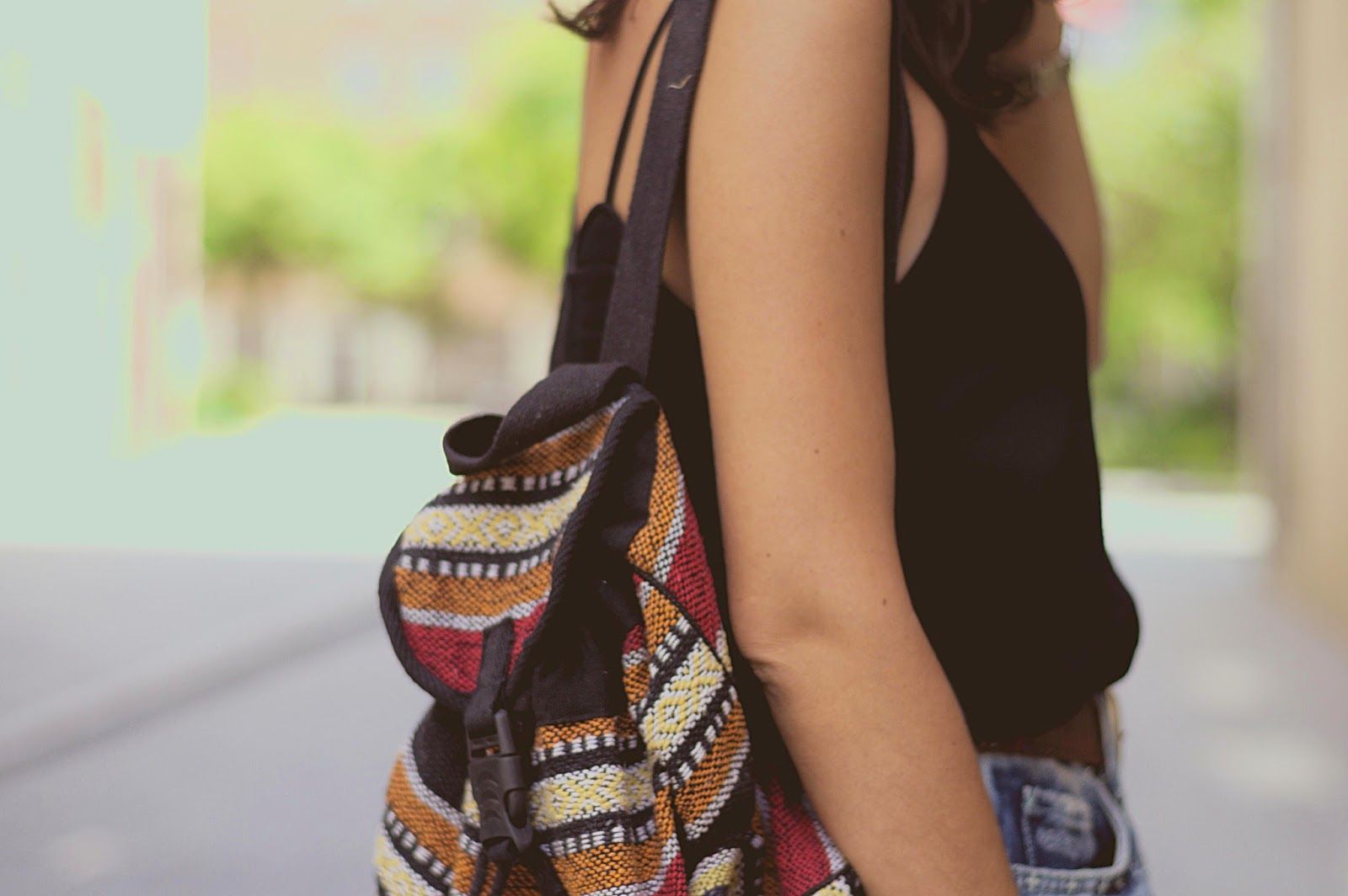Shorts TopShop, top Mango, bolso de la Índia, cinturón vintage, Zara mules, Born de Barcelona