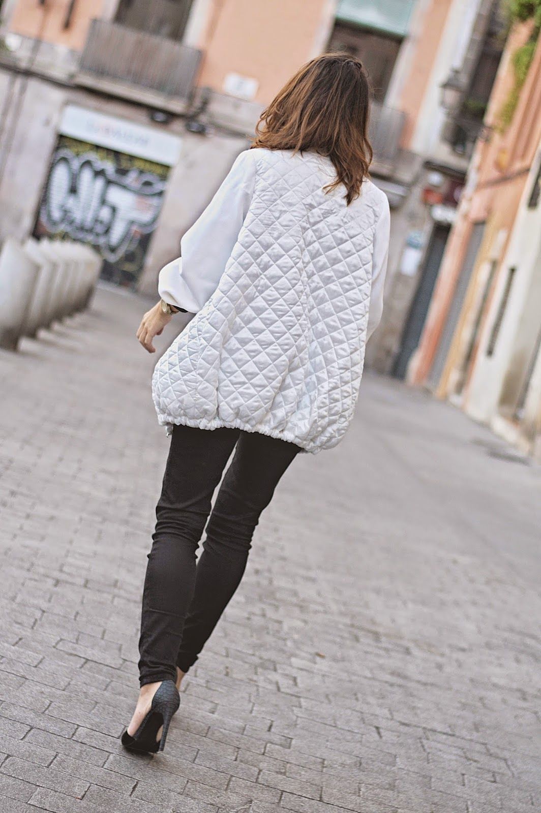 Ay Lola Bomber, jersey H&M, tejanos Zara, tacones Mango