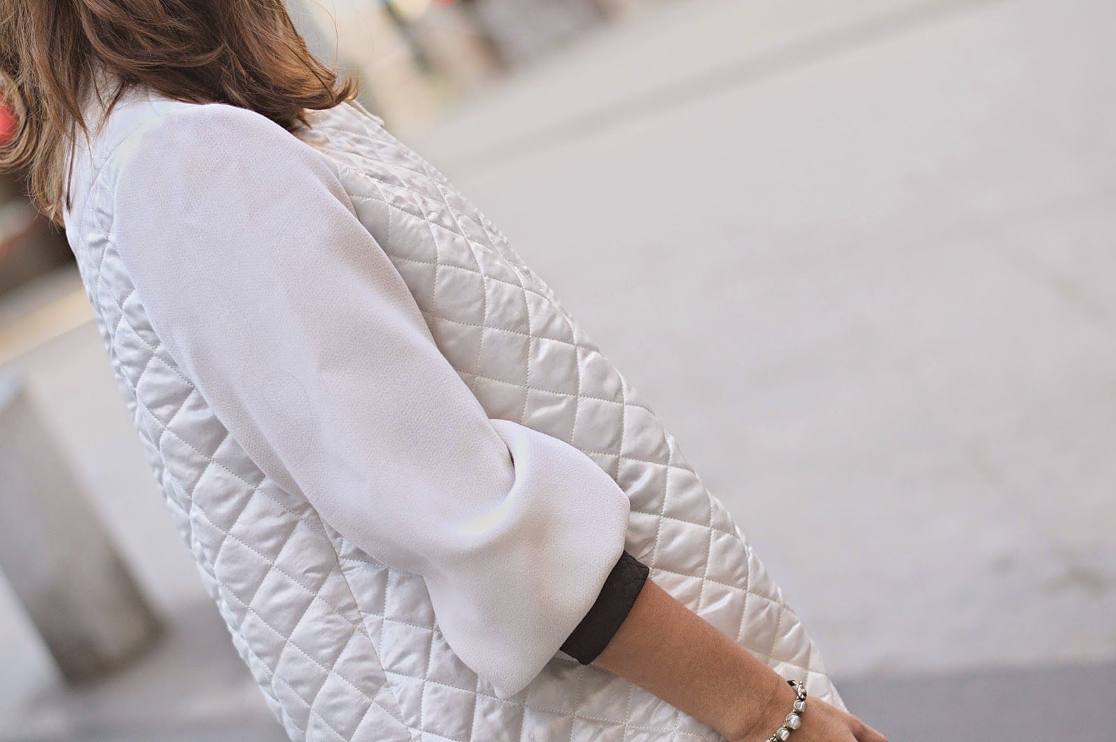Ay Lola Bomber, jersey H&M, tejanos Zara, tacones Mango