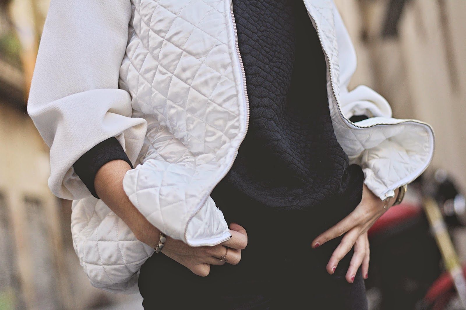 Ay Lola Bomber, jersey H&M, tejanos Zara, tacones Mango
