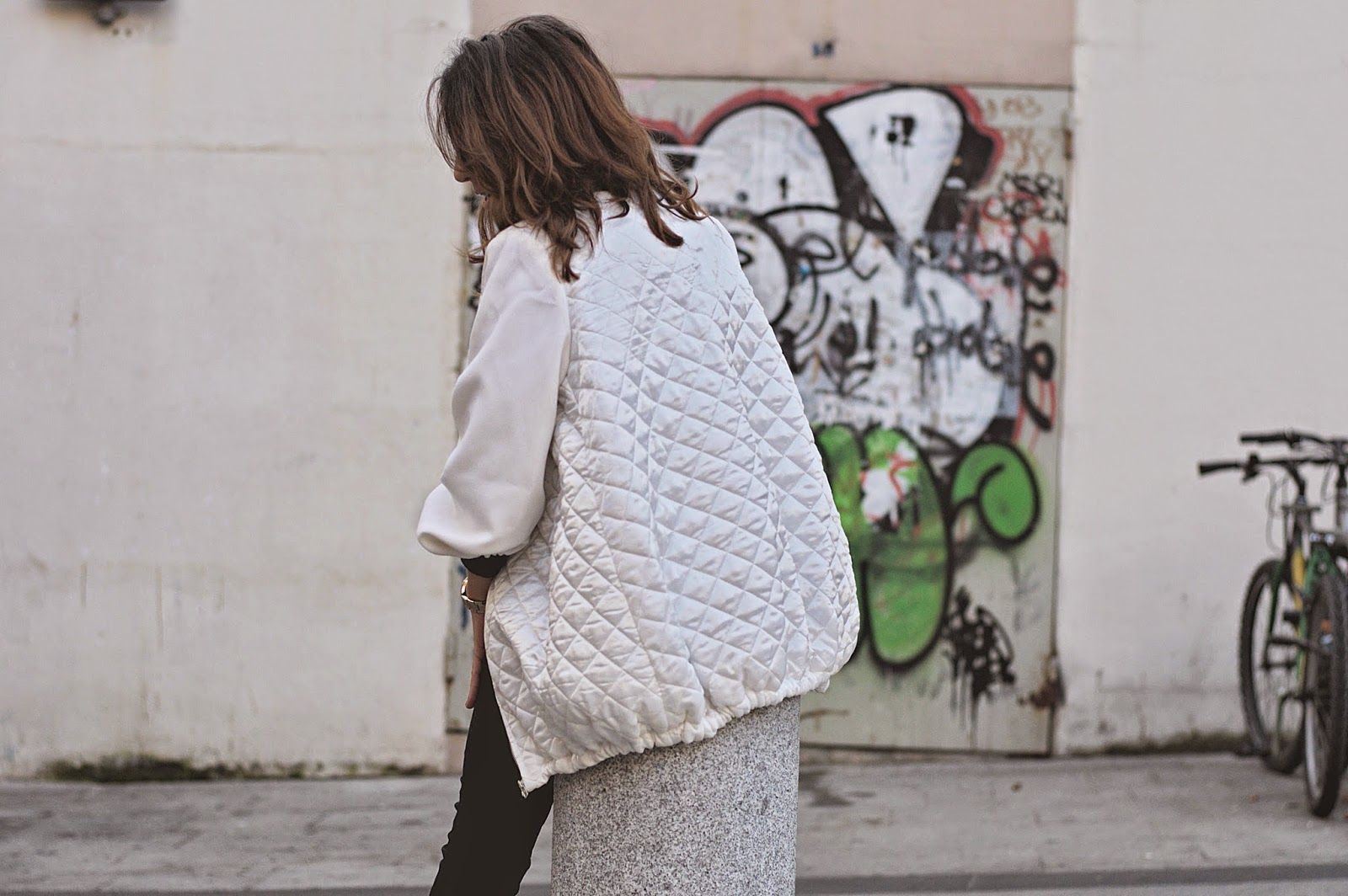 Ay Lola Bomber, jersey H&M, tejanos Zara, tacones Mango