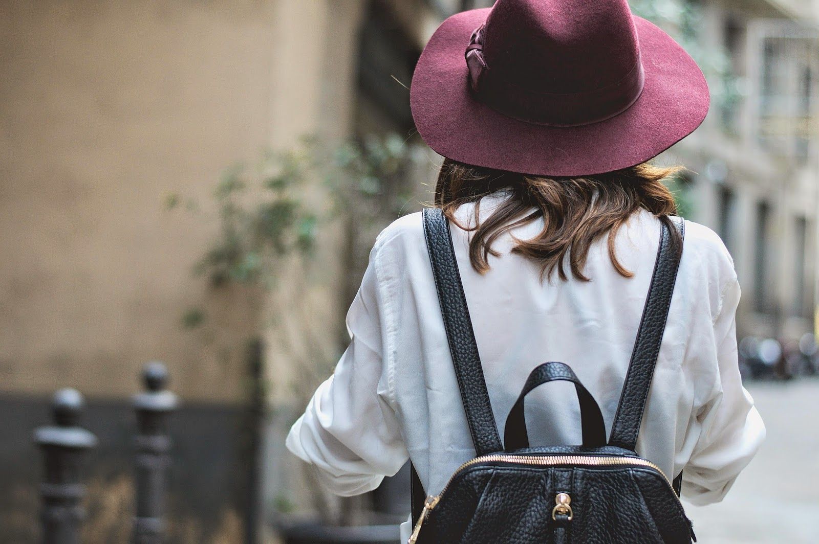 Mono fashion pills, camisa Mango, bolso Pepe Moll, sombrero burgundy H&M, stilettos piel negra Menbur
