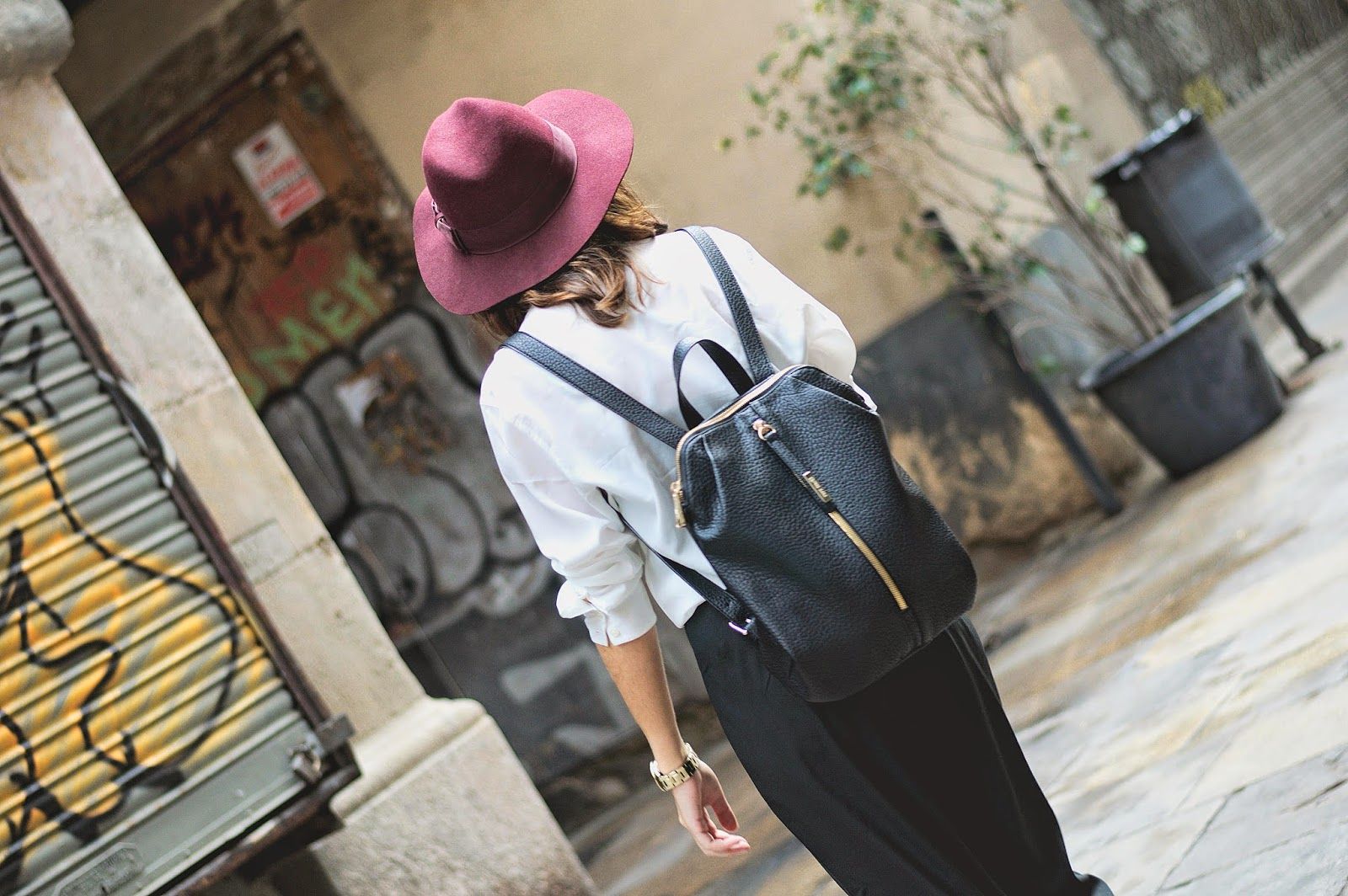 Mono fashion pills, camisa Mango, bolso Pepe Moll, sombrero burgundy H&M, stilettos piel negra Menbur