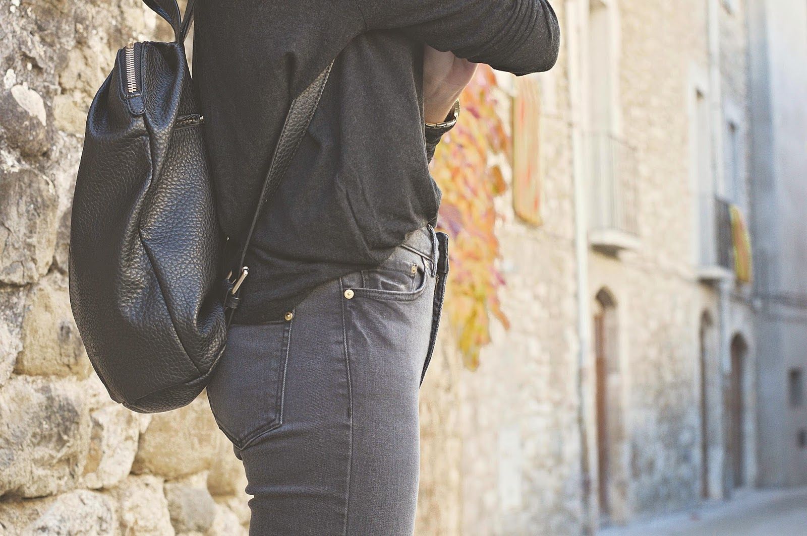 Besalú, Fageda d'en jordà, tejanos cintura alta y camiseta Mango, botines Topshop, turbante The Wandering Collective , bolso Pepe Moll