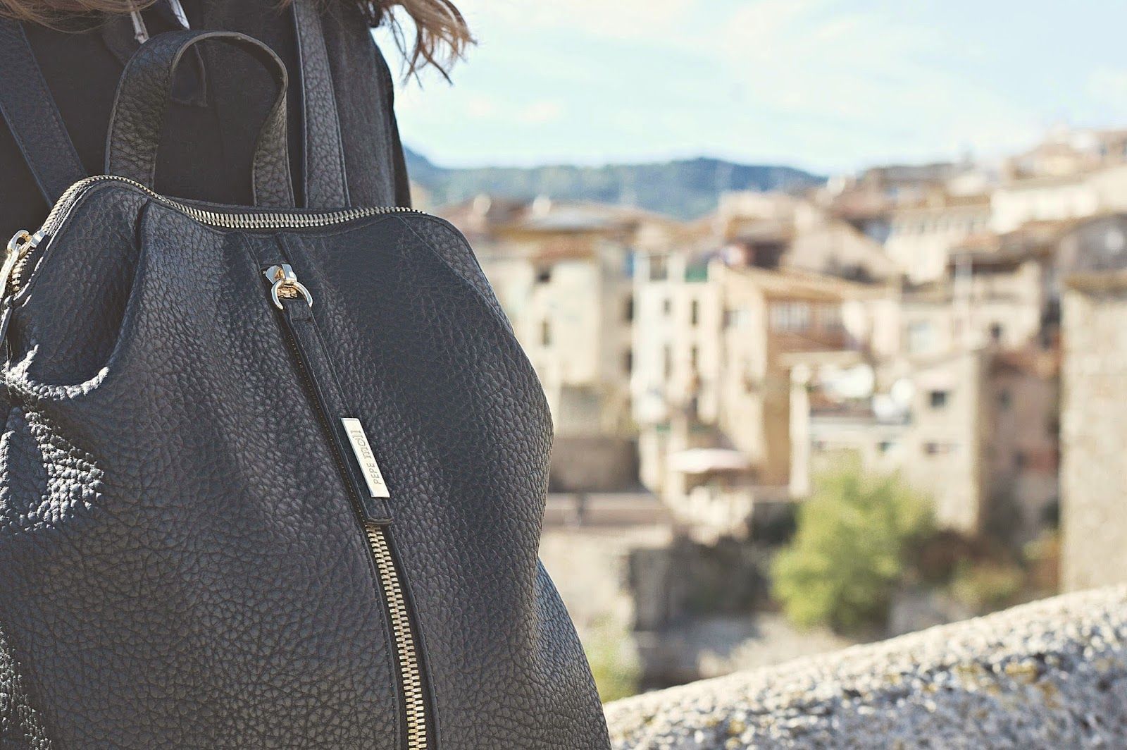 Besalú, Fageda d'en jordà, tejanos cintura alta y camiseta Mango, botines Topshop, turbante The Wandering Collective , bolso Pepe Moll