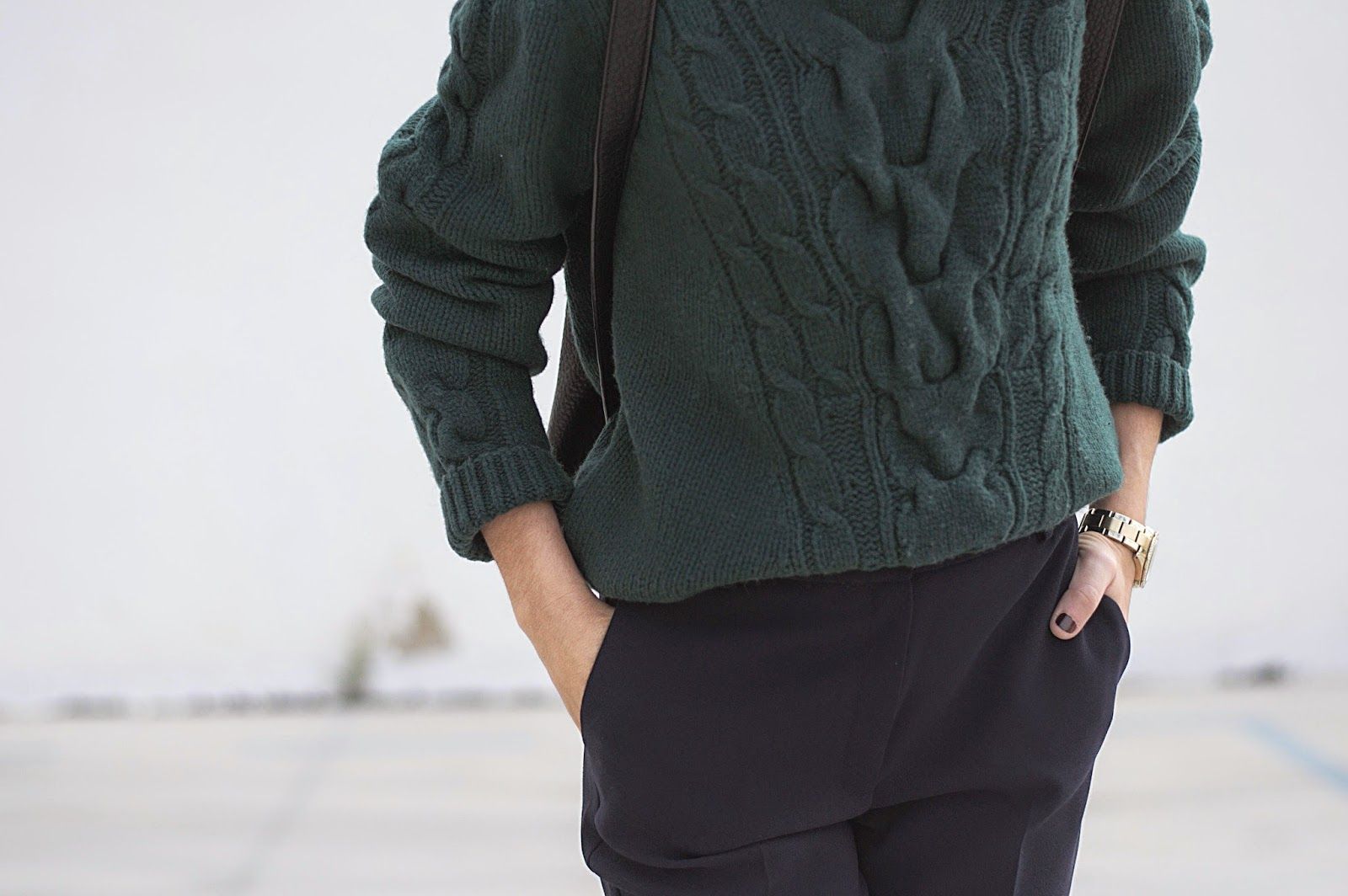 Jersey & Other Stories, tacones y pantalones Mango, pañuelo The Wandering Collective, bolso Pepe Moll