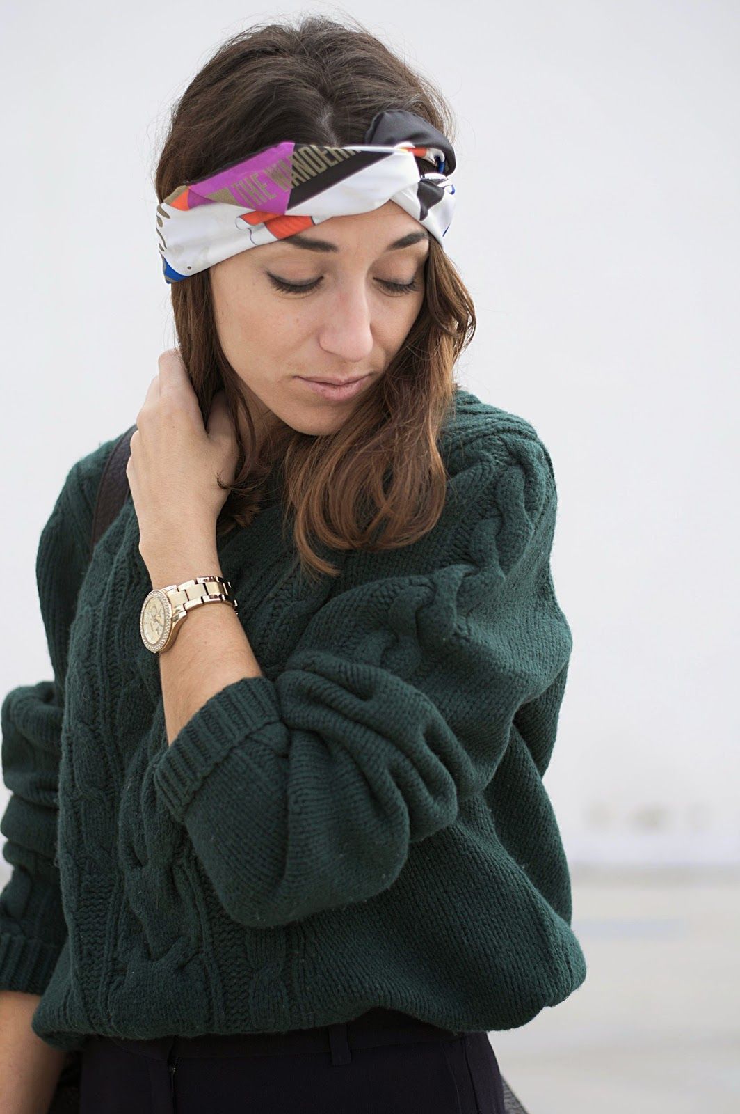 Jersey & Other Stories, tacones y pantalones Mango, pañuelo The Wandering Collective, bolso Pepe Moll