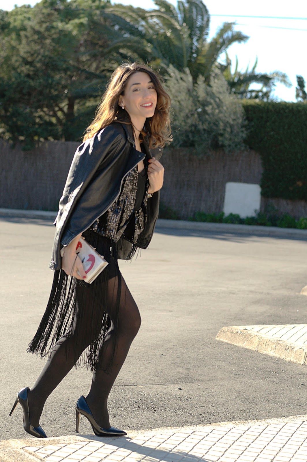 Falda de flecos H&M, top y perfecto Mango, jaqueta Kling, clutch The Code, Stilettos Menbur