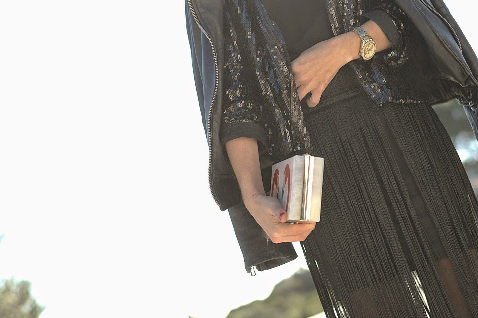 Falda de flecos H&M, top y perfecto Mango, jaqueta Kling, clutch The Code, Stilettos Menbur