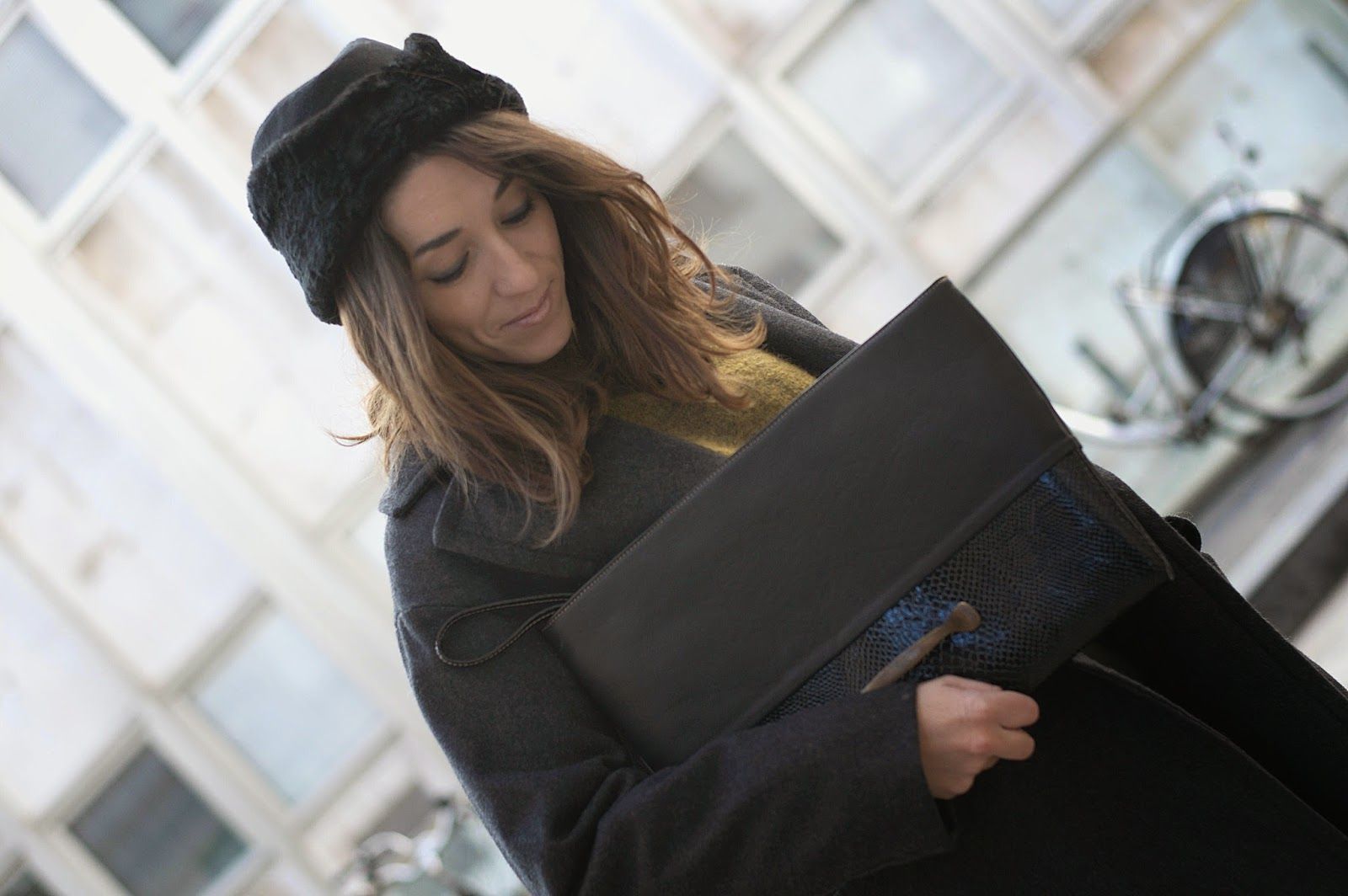gorro, abrigo, jersey H&M studio, falda piel Toni Francesc, botas altas Bimba y Lola