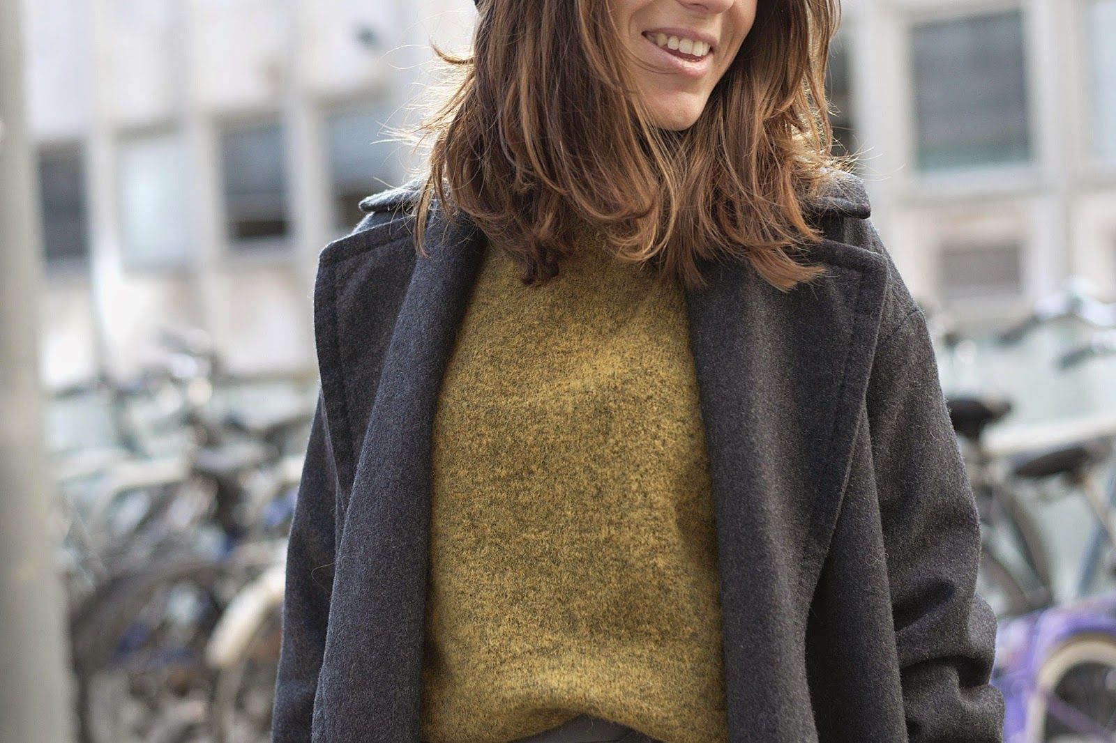 gorro, abrigo, jersey H&M studio, falda piel Toni Francesc, botas altas Bimba y Lola