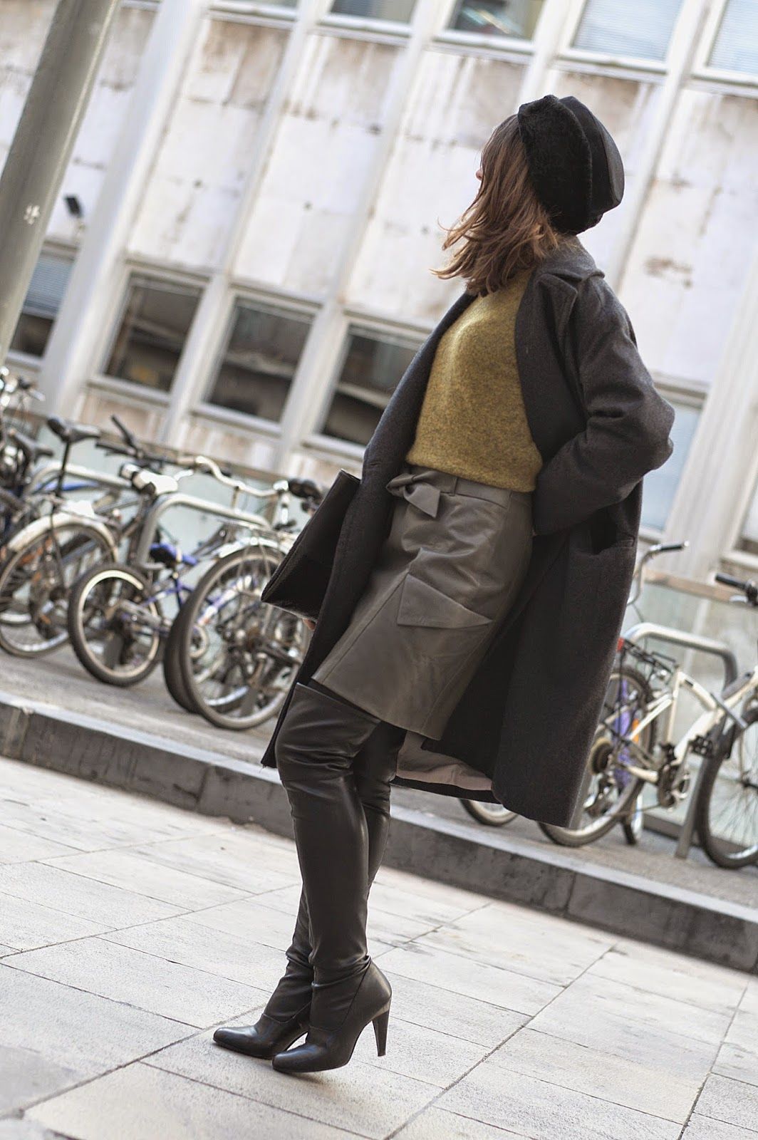 gorro, abrigo, jersey H&M studio, falda piel Toni Francesc, botas altas Bimba y Lola