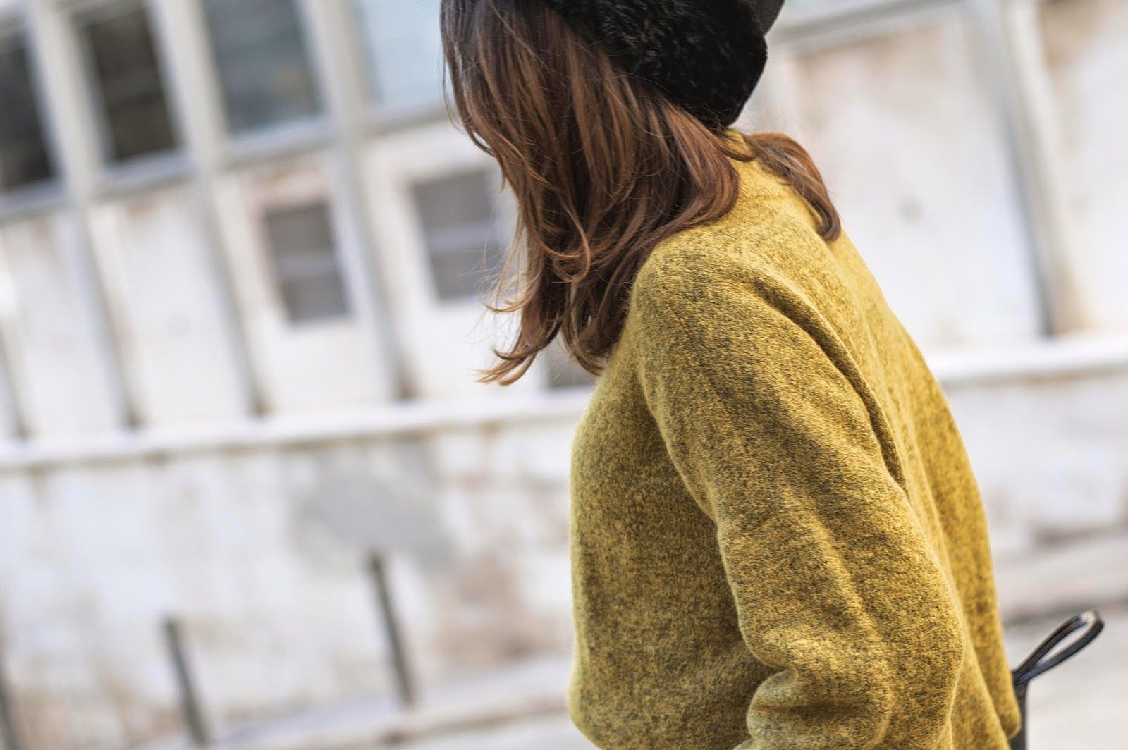 gorro, abrigo, jersey H&M studio, falda piel Toni Francesc, botas altas Bimba y Lola