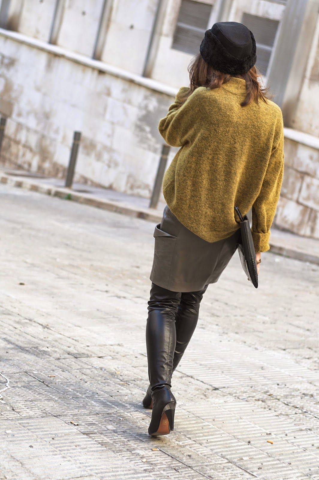 gorro, abrigo, jersey H&M studio, falda piel Toni Francesc, botas altas Bimba y Lola