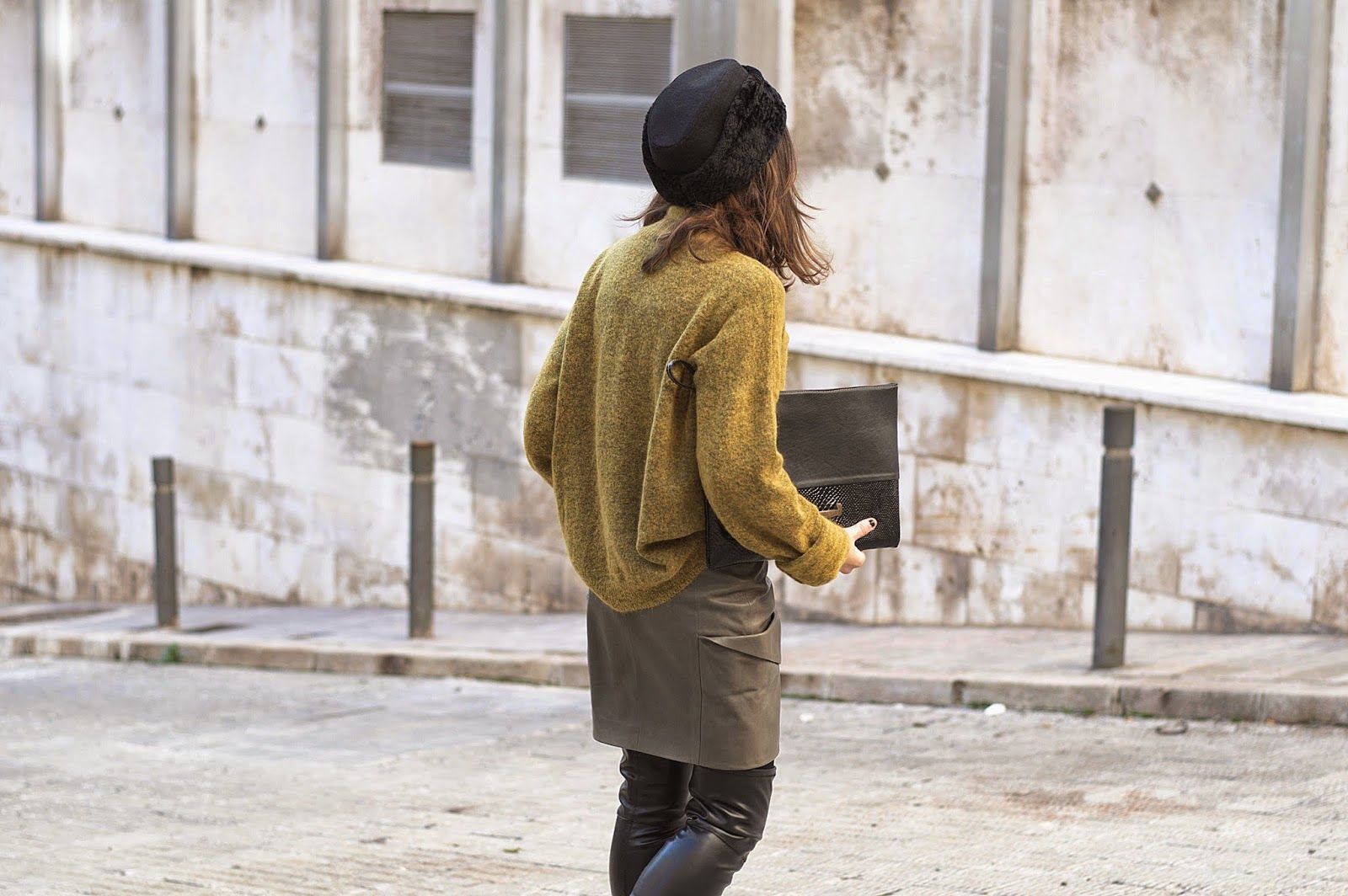 gorro, abrigo, jersey H&M studio, falda piel Toni Francesc, botas altas Bimba y Lola
