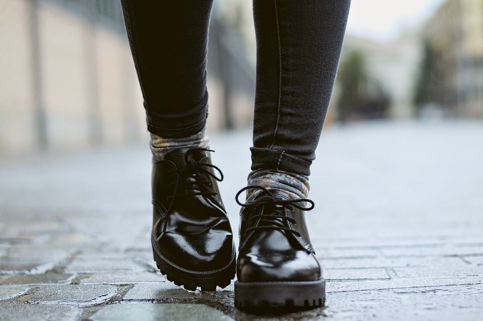capa y bufanda Zara, Jeans Mango, Bolso El Potro, Pendientes H&M, calcetines Calcedonia, Zapatos Urban Outfiters