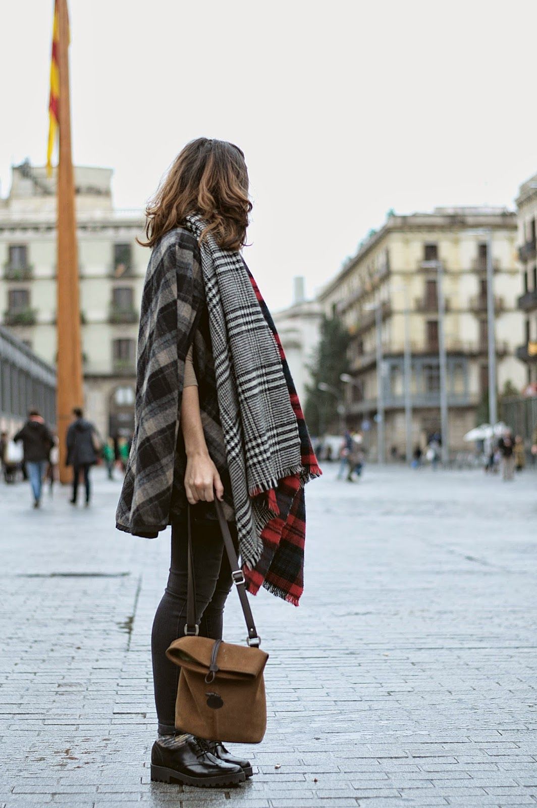 capa y bufanda Zara, Jeans Mango, Bolso El Potro, Pendientes H&M, calcetines Calcedonia, Zapatos Urban Outfiters