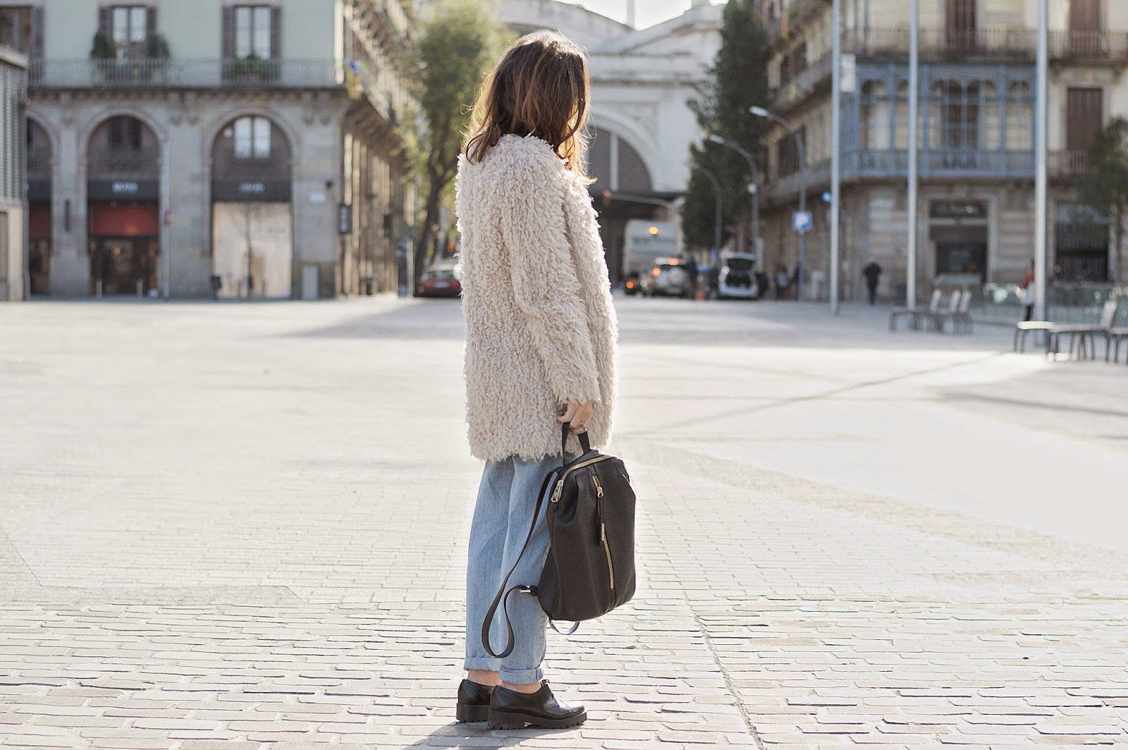 Abrigo Zara, jersey Mango, bolso Pepe Moll, zapatos Urban Outfiters
