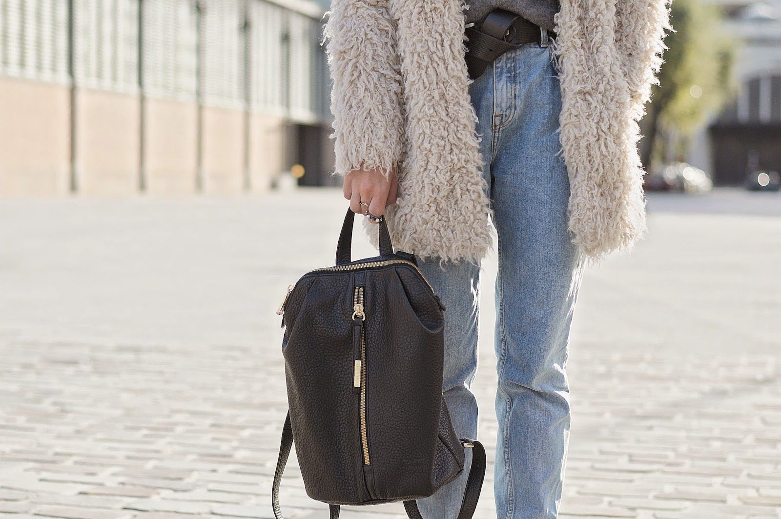 Abrigo Zara, jersey Mango, bolso Pepe Moll, zapatos Urban Outfiters