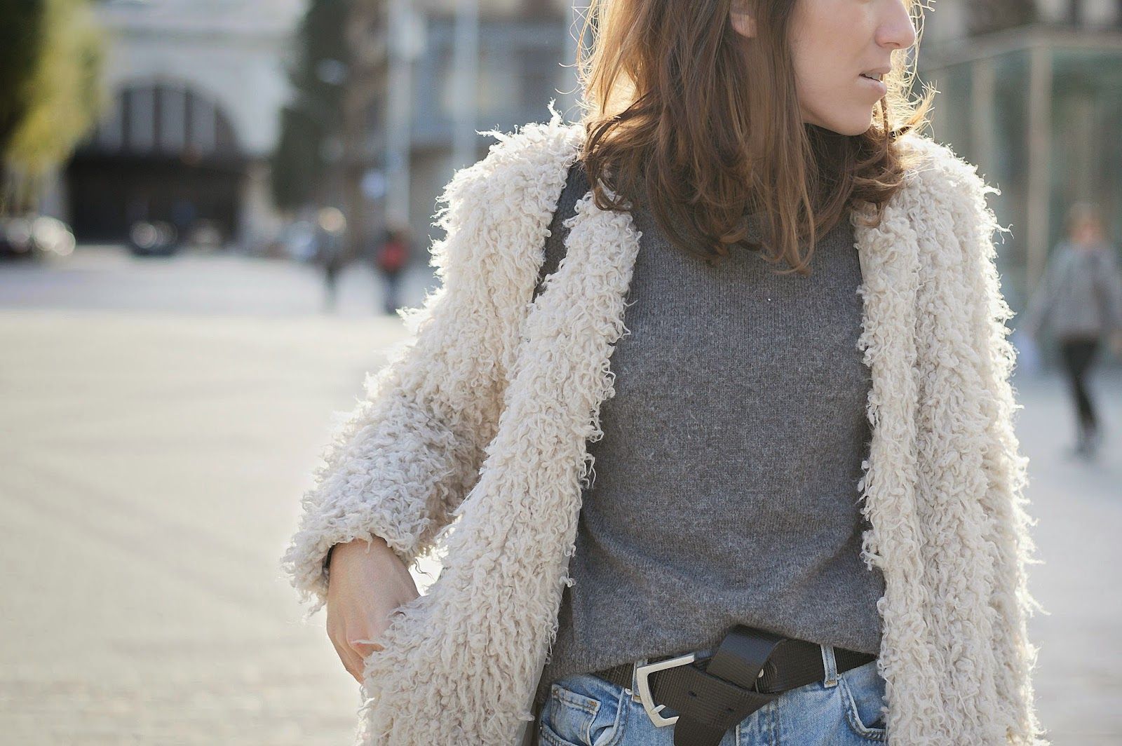 Abrigo Zara, jersey Mango, bolso Pepe Moll, zapatos Urban Outfiters