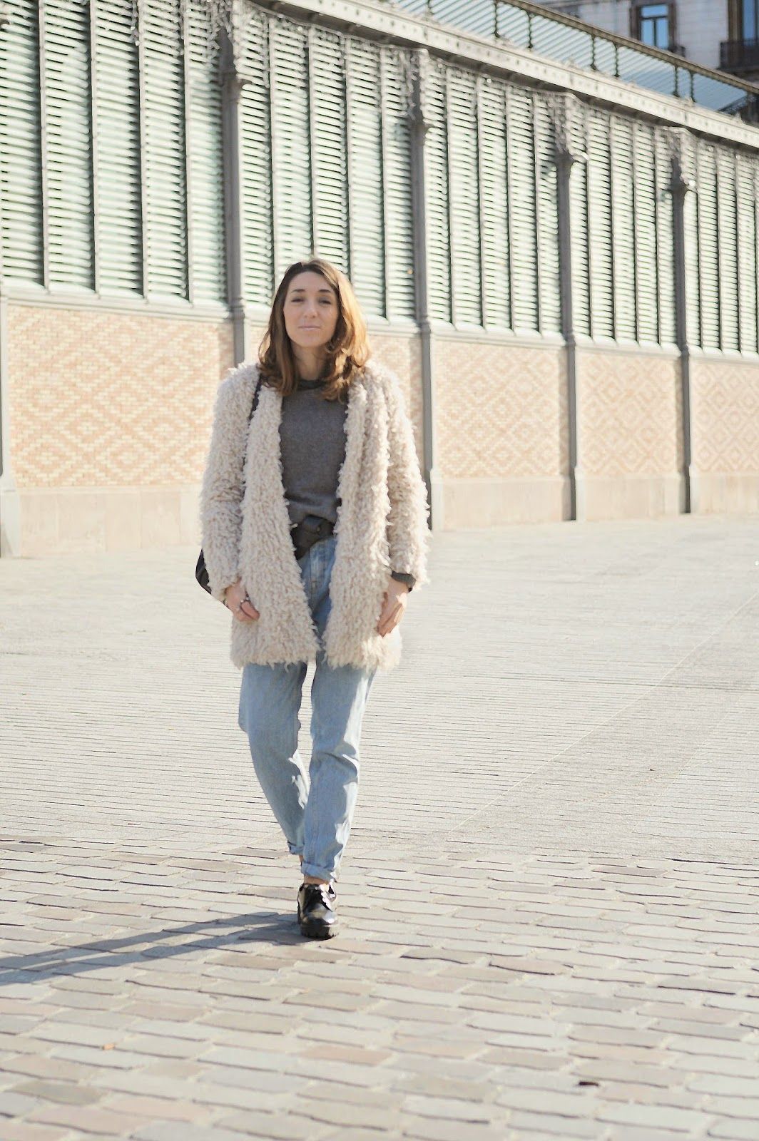Abrigo Zara, jersey Mango, bolso Pepe Moll, zapatos Urban Outfiters