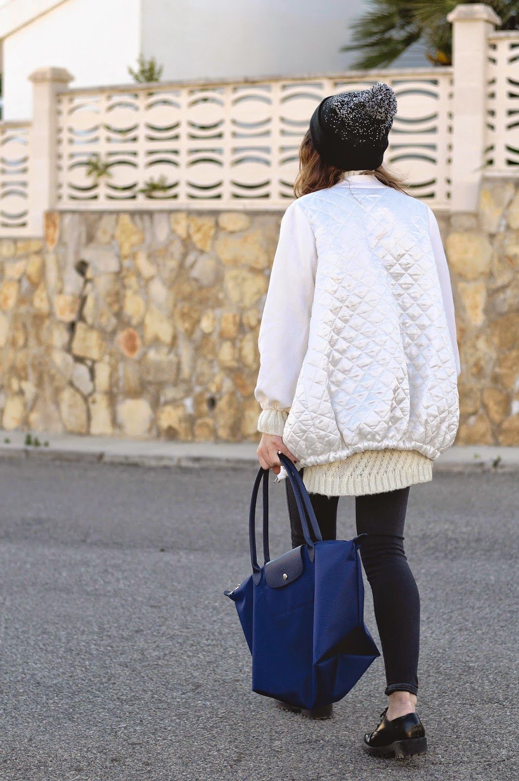Bomber Ay, lola; Jersey Zara; Jeans Mango; Gafas de sol Mr Boho by Jaime Beriestain; Bolso Longchamp; Beanie Urban Outfitters; Zapatos Urban Outfitters