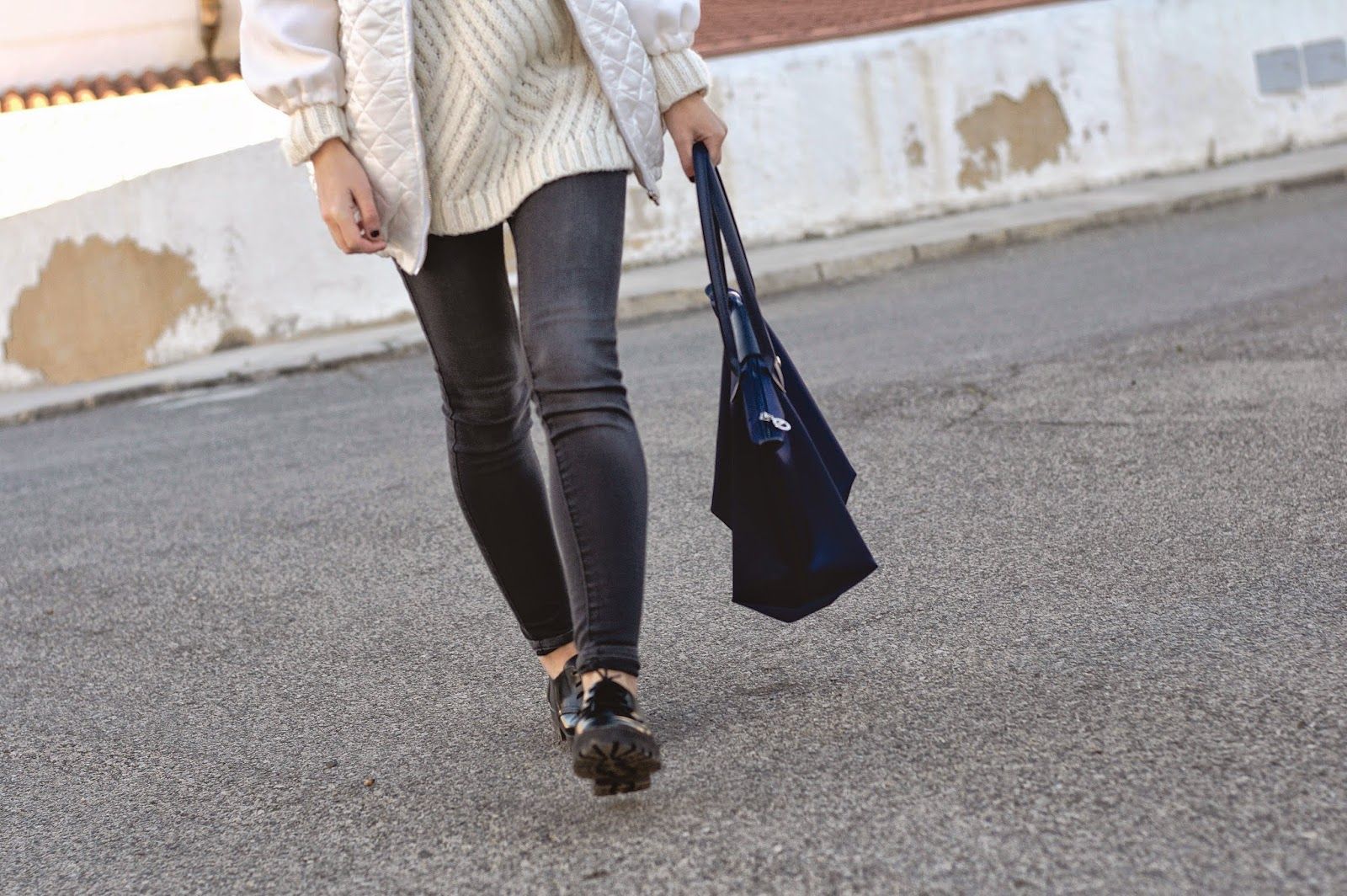 Bomber Ay, lola; Jersey Zara; Jeans Mango; Gafas de sol Mr Boho by Jaime Beriestain; Bolso Longchamp; Beanie Urban Outfitters; Zapatos Urban Outfitters