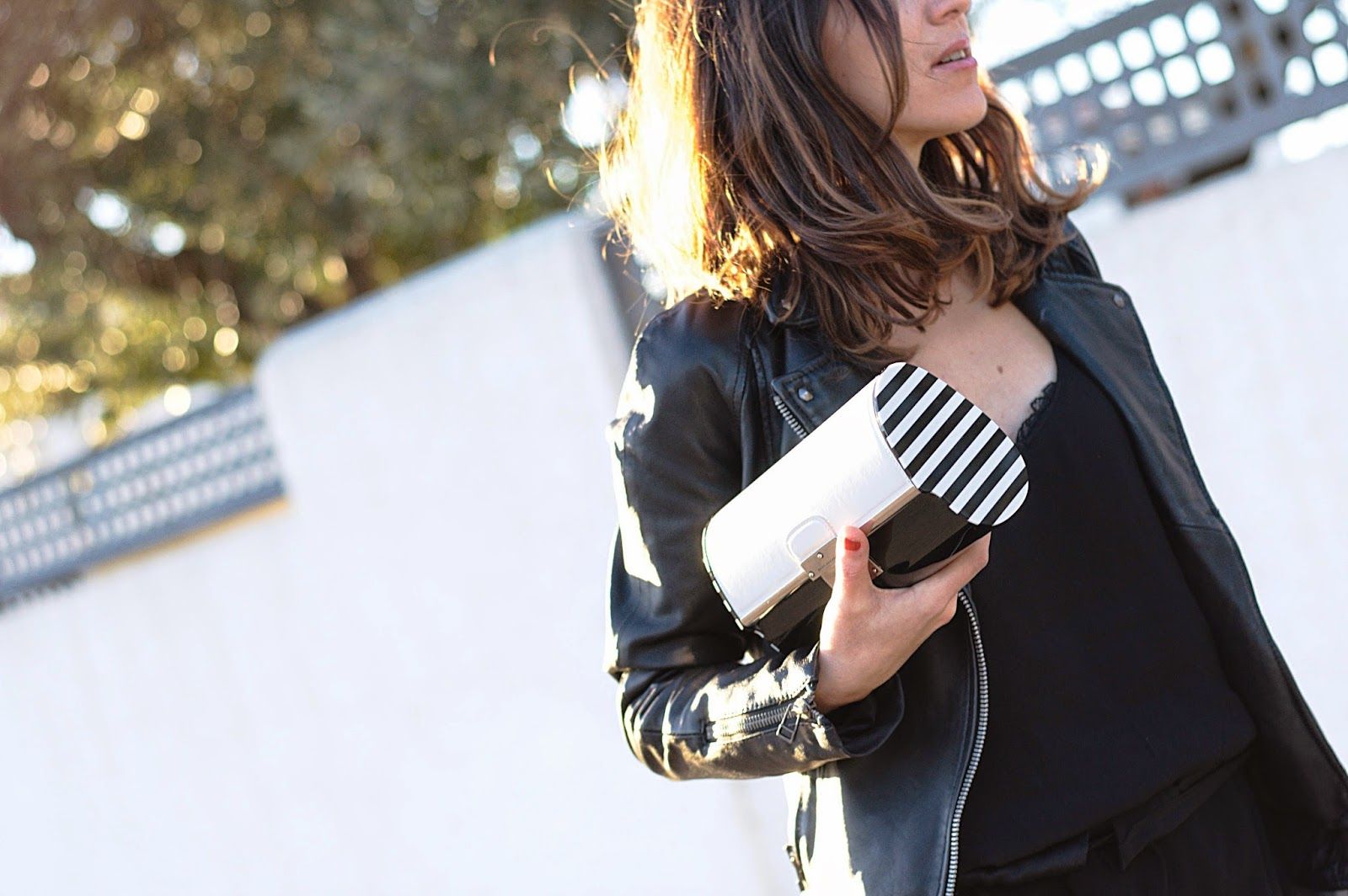Pantalones Elizabeth & James, Top y Perfecto Mango, Clutch Marc Jacobs, Stilettos Menbur