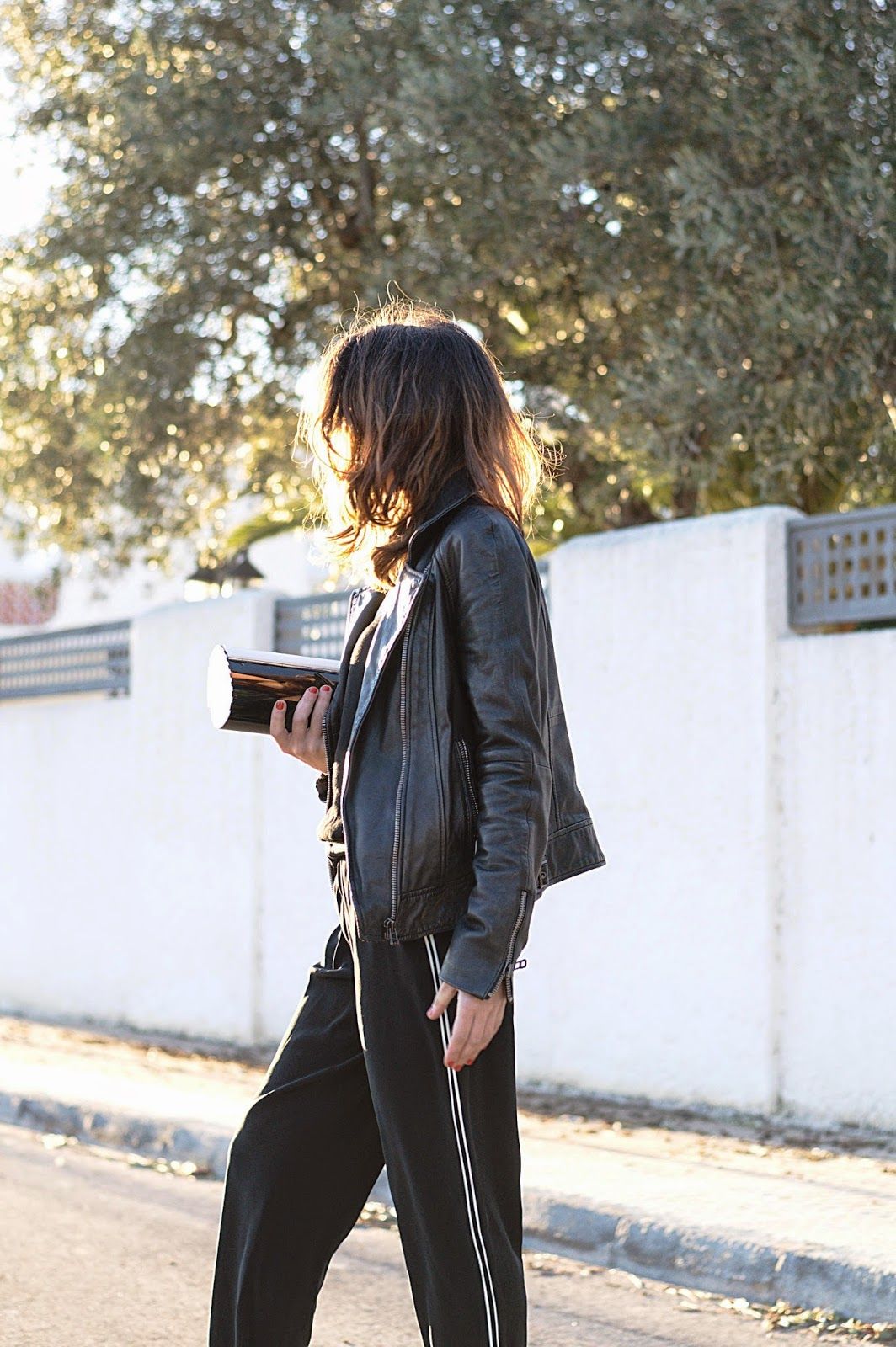 Pantalones Elizabeth & James, Top y Perfecto Mango, Clutch Marc Jacobs, Stilettos Menbur