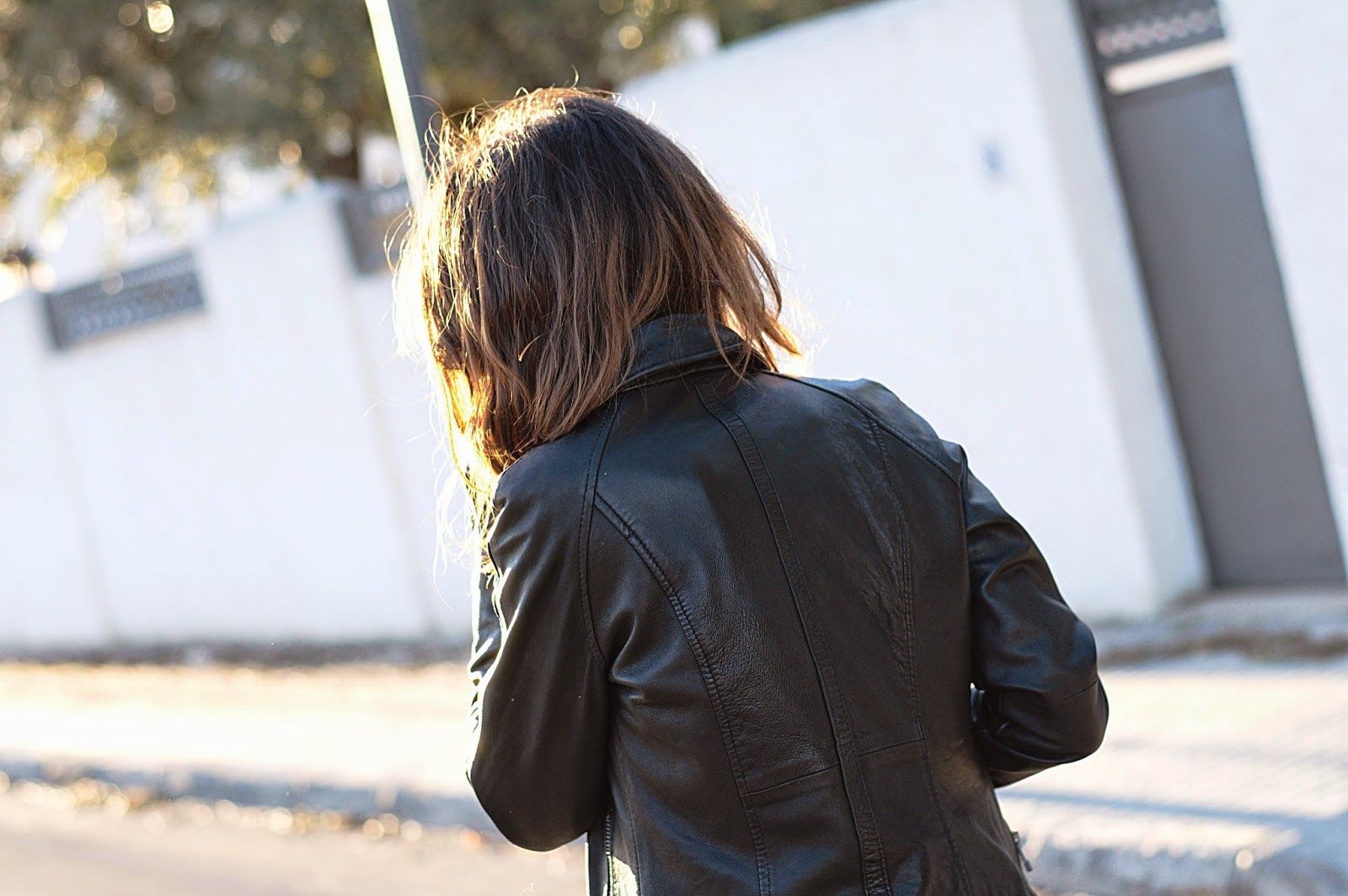 Pantalones Elizabeth & James, Top y Perfecto Mango, Clutch Marc Jacobs, Stilettos Menbur