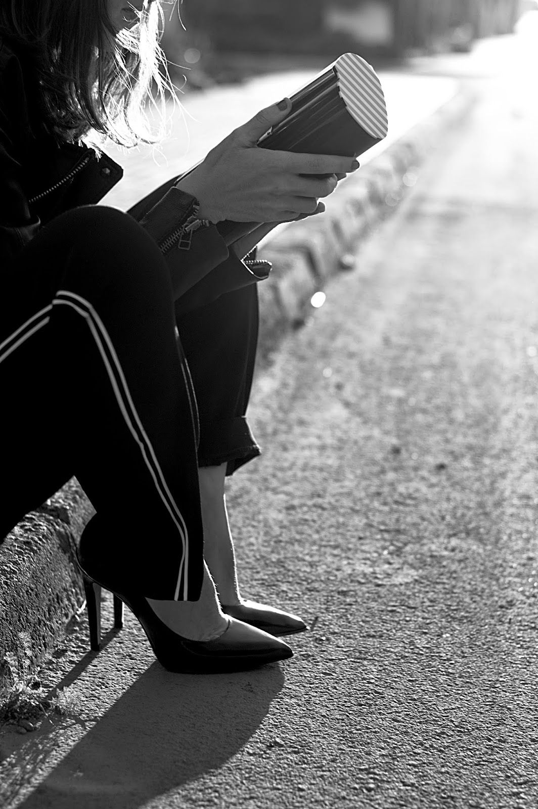 Pantalones Elizabeth & James, Top y Perfecto Mango, Clutch Marc Jacobs, Stilettos Menbur