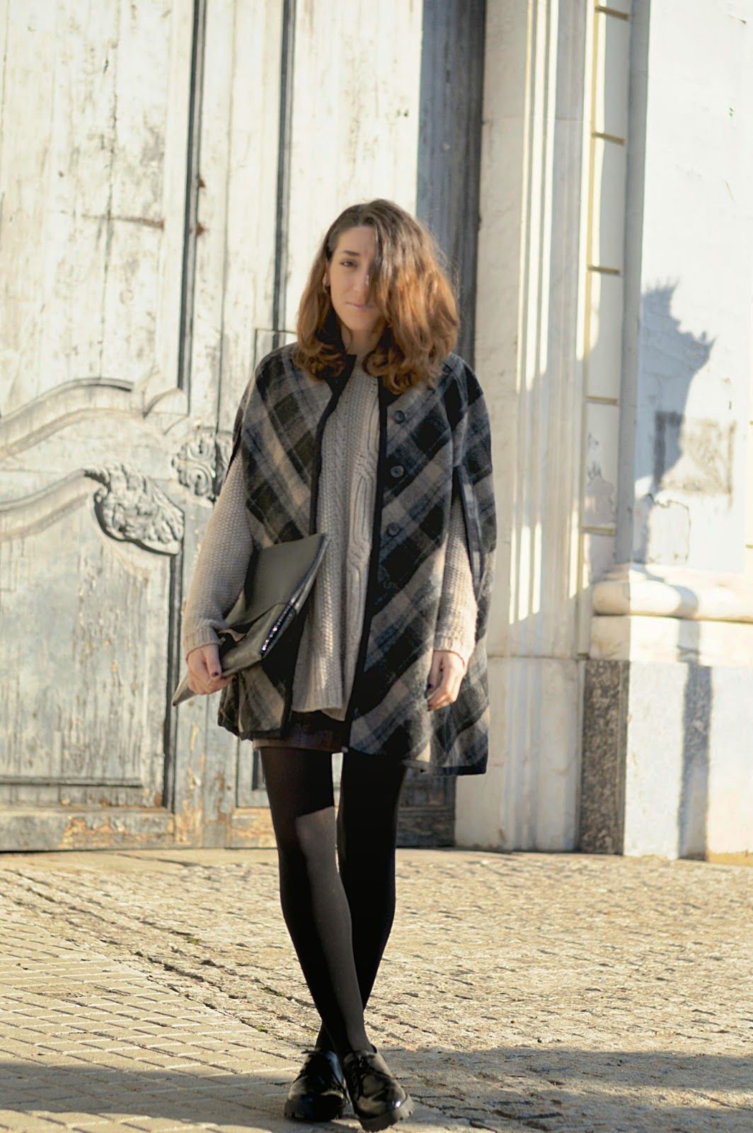 Capa y falda Zara, Jersey Mango, Malices via Chicplace Clutch, Zapatos Urban Outfiters