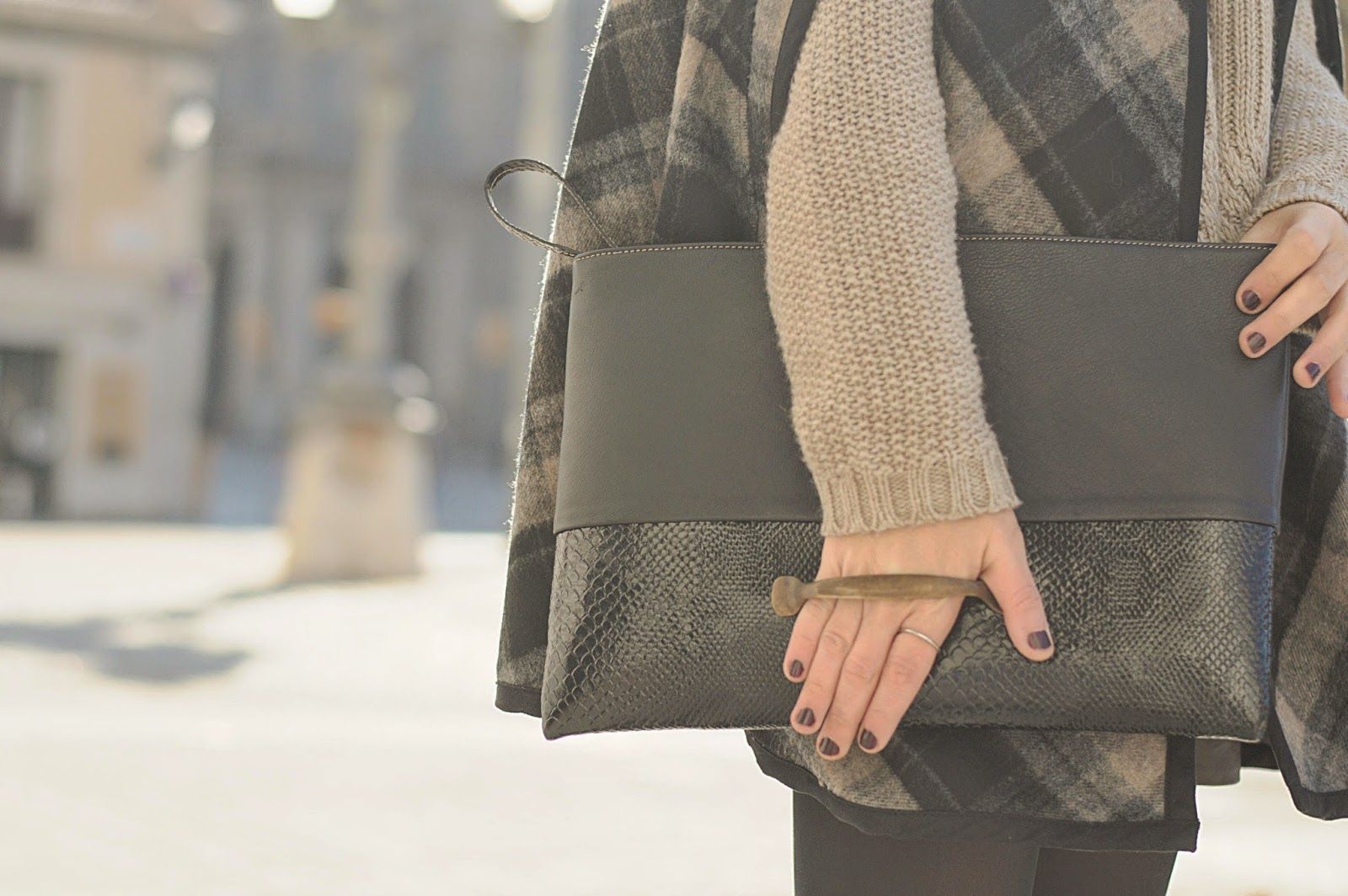 Capa y falda Zara, Jersey Mango, Malices via Chicplace Clutch, Zapatos Urban Outfiters