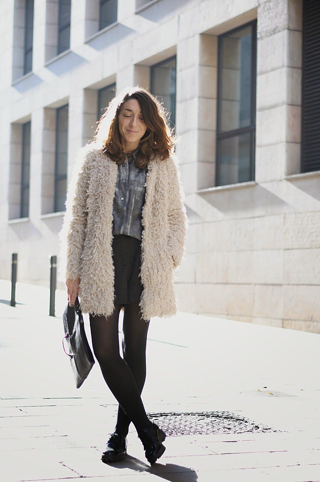 Abrigo Zara, Shorts Elizabeth & James, Camisa Acne, clutch Malices, Zapatos Urban Outfiters