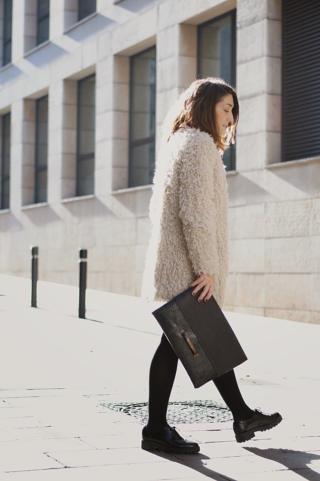 Abrigo Zara, Shorts Elizabeth & James, Camisa Acne, clutch Malices, Zapatos Urban Outfiters