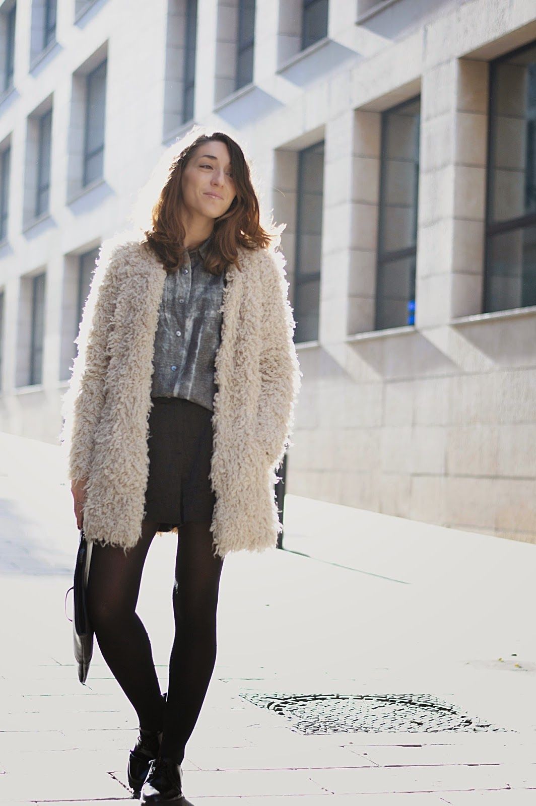 Abrigo Zara, Shorts Elizabeth & James, Camisa Acne, clutch Malices, Zapatos Urban Outfiters