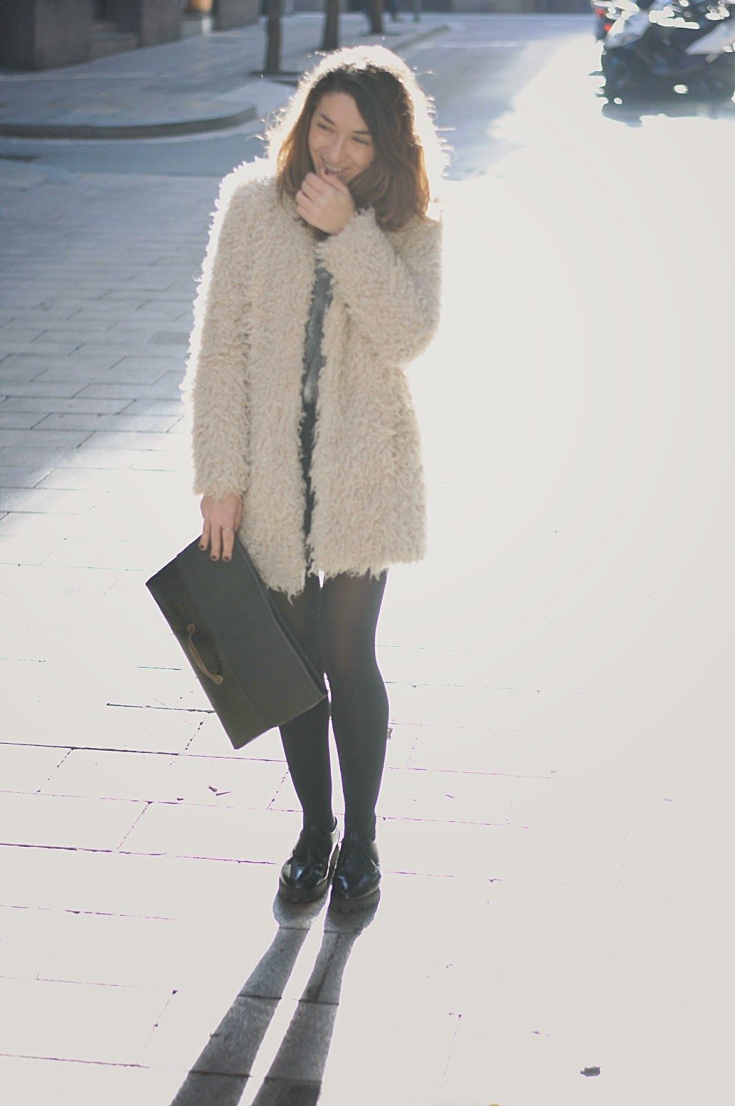 Abrigo Zara, Shorts Elizabeth & James, Camisa Acne, clutch Malices, Zapatos Urban Outfiters
