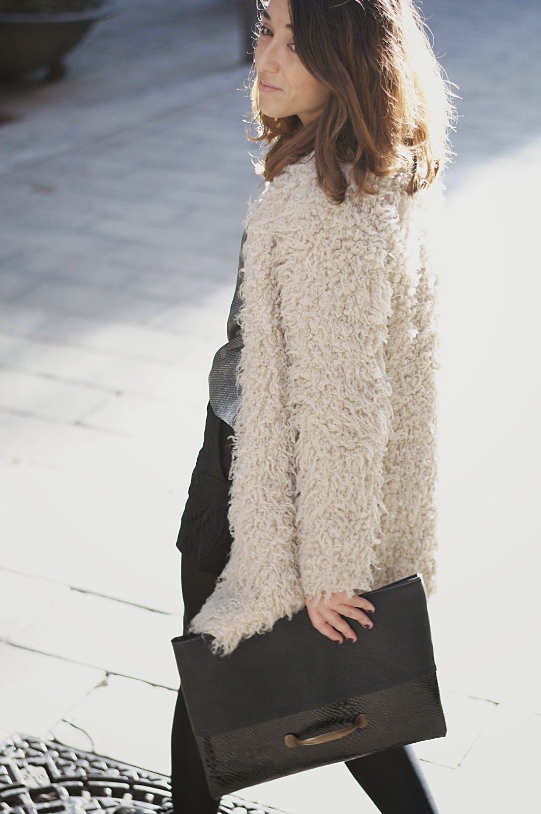 Abrigo Zara, Shorts Elizabeth & James, Camisa Acne, clutch Malices, Zapatos Urban Outfiters