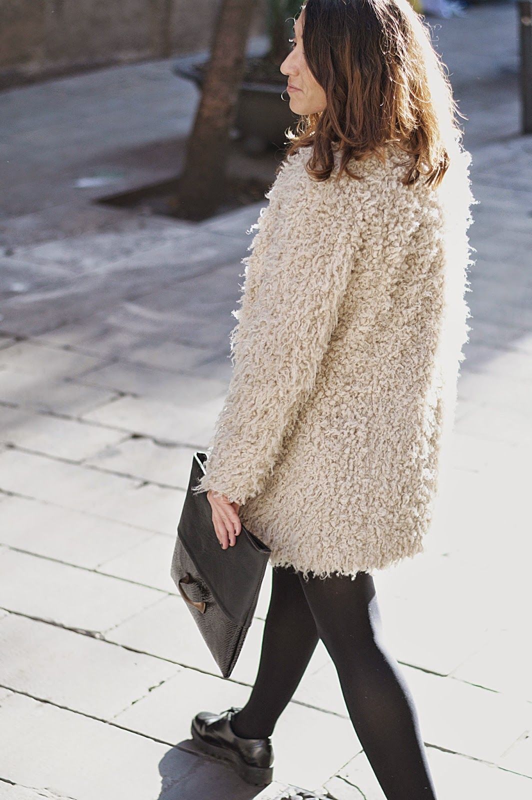 Abrigo Zara, Shorts Elizabeth & James, Camisa Acne, clutch Malices, Zapatos Urban Outfiters