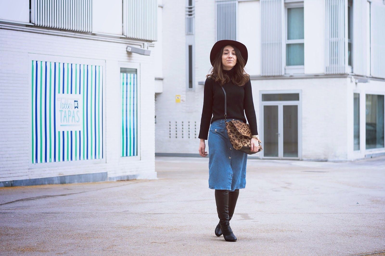 Jersey y falda vintage, bolso day a day, sombrero HM, botas mosqueteras bimba y lola