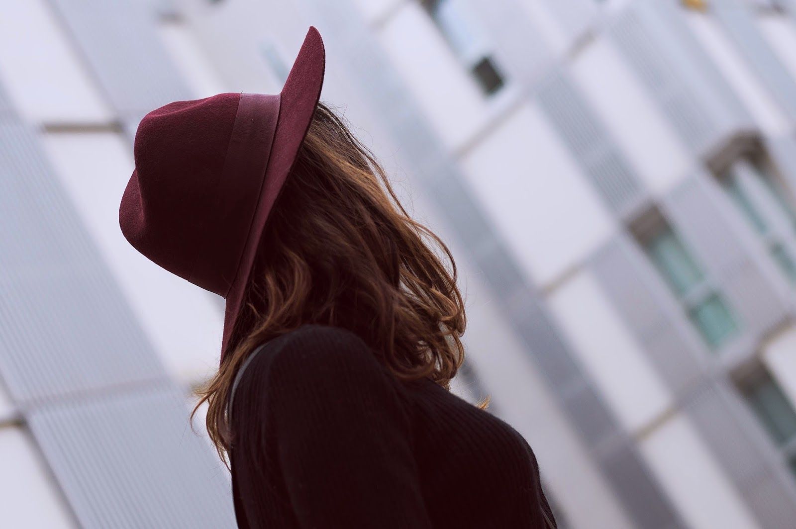 Jersey y falda vintage, bolso day a day, sombrero HM, botas mosqueteras bimba y lola