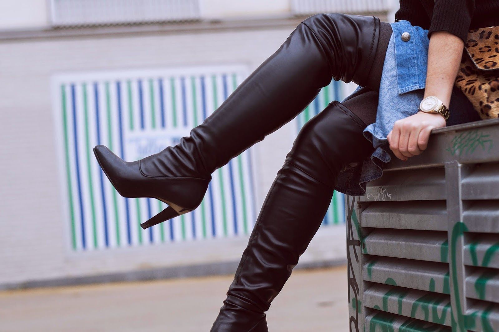 Jersey y falda vintage, bolso day a day, sombrero HM, botas mosqueteras bimba y lola