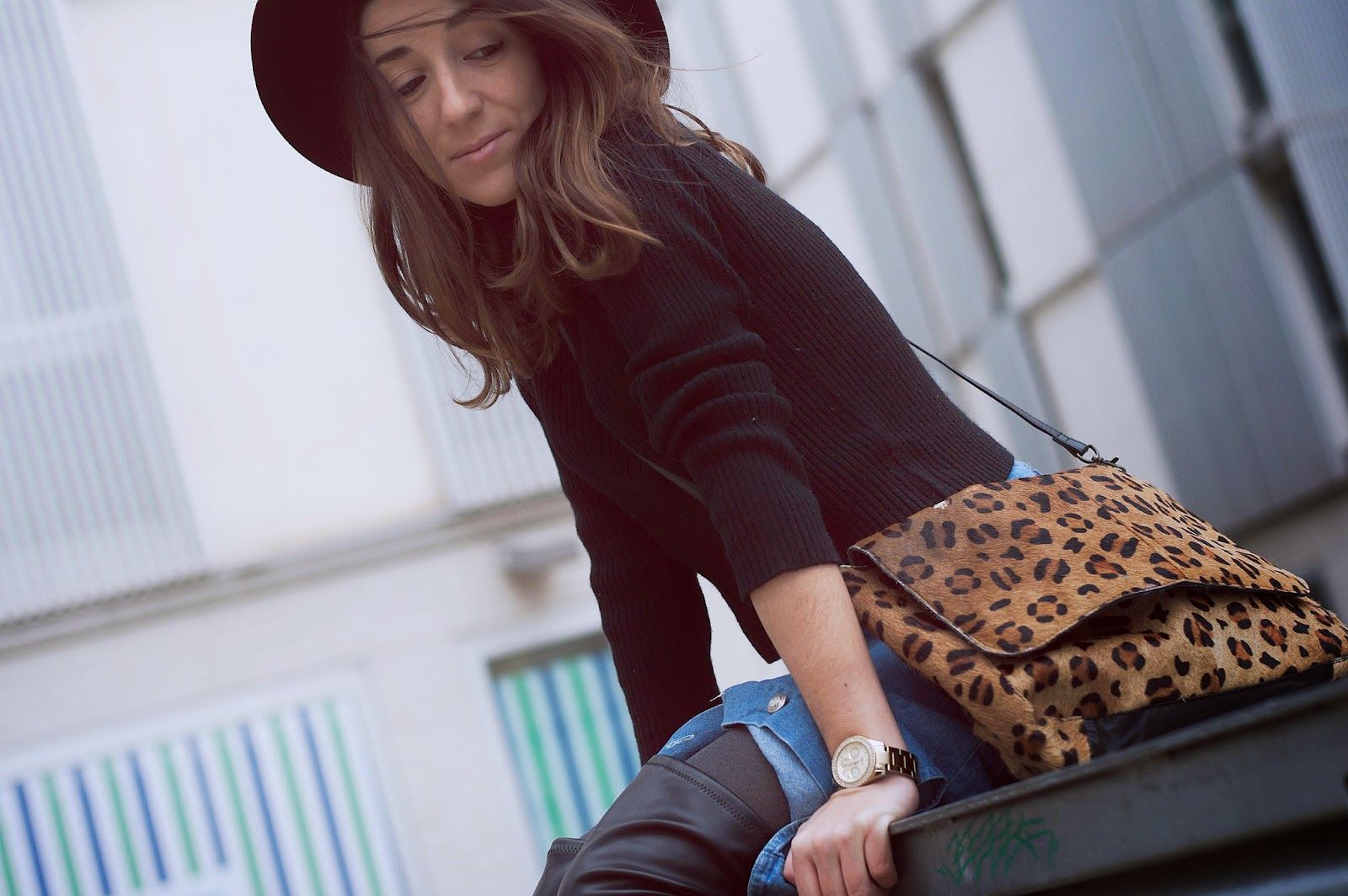 Jersey y falda vintage, bolso day a day, sombrero HM, botas mosqueteras bimba y lola