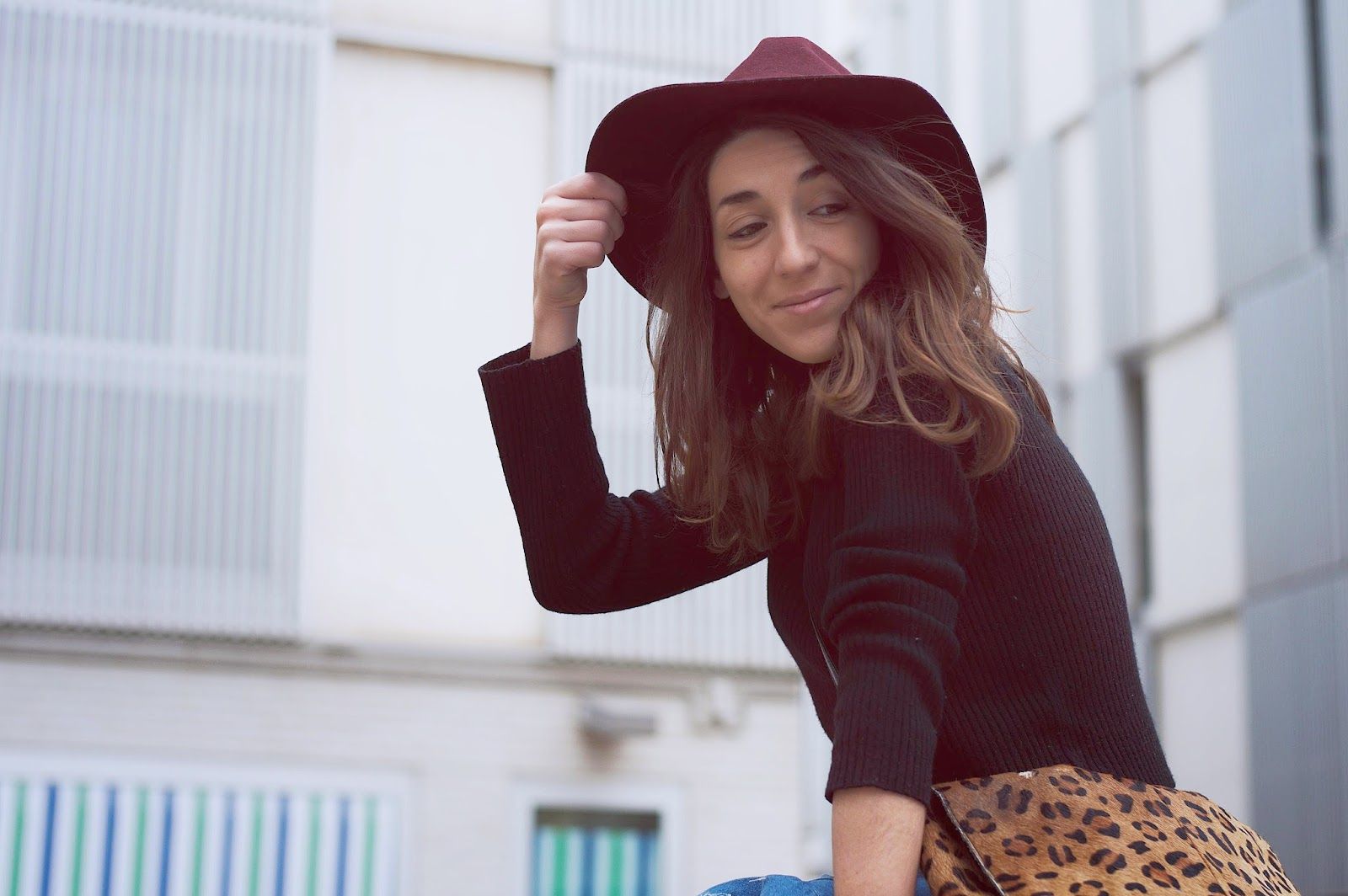 Jersey y falda vintage, bolso day a day, sombrero HM, botas mosqueteras bimba y lola