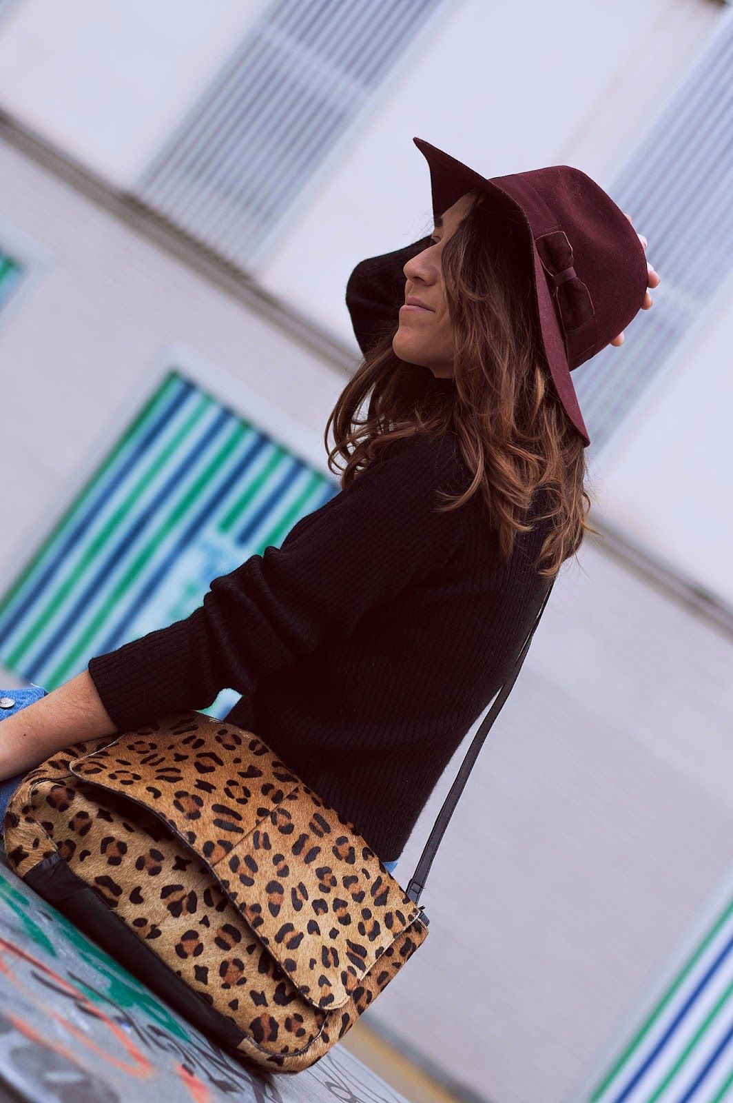 Jersey y falda vintage, bolso day a day, sombrero HM, botas mosqueteras bimba y lola
