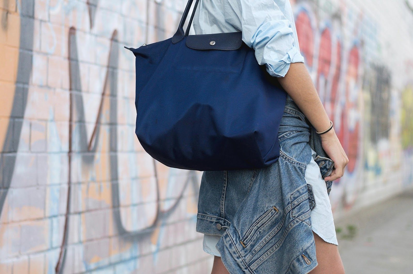 Camisa HM, Bolso Longchamp, Chaqueta Levis vintage, Sandalias Mustang