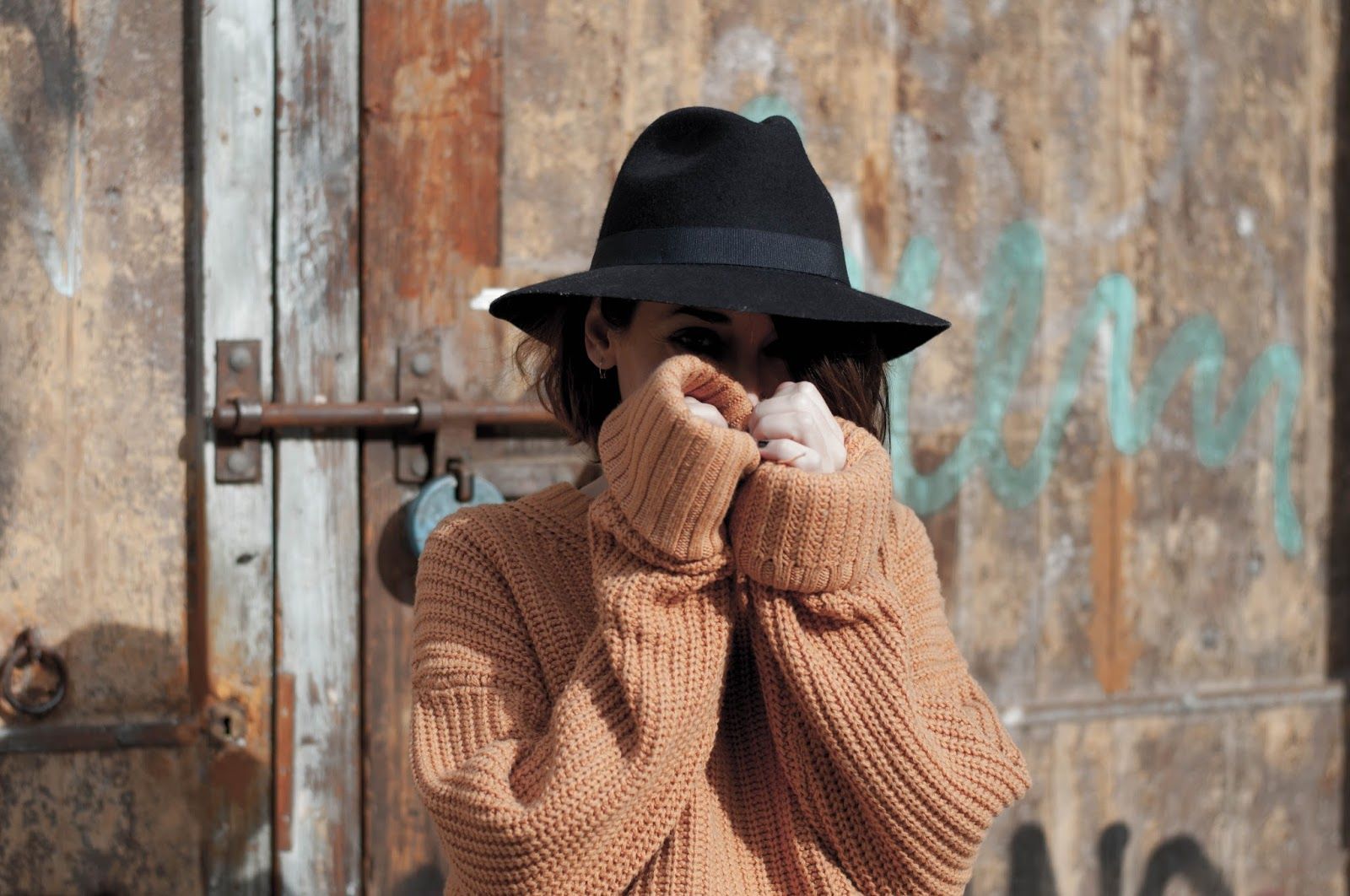 Botines Clarks, mom jeans Maje, sombrero Zara, jersei and other stories